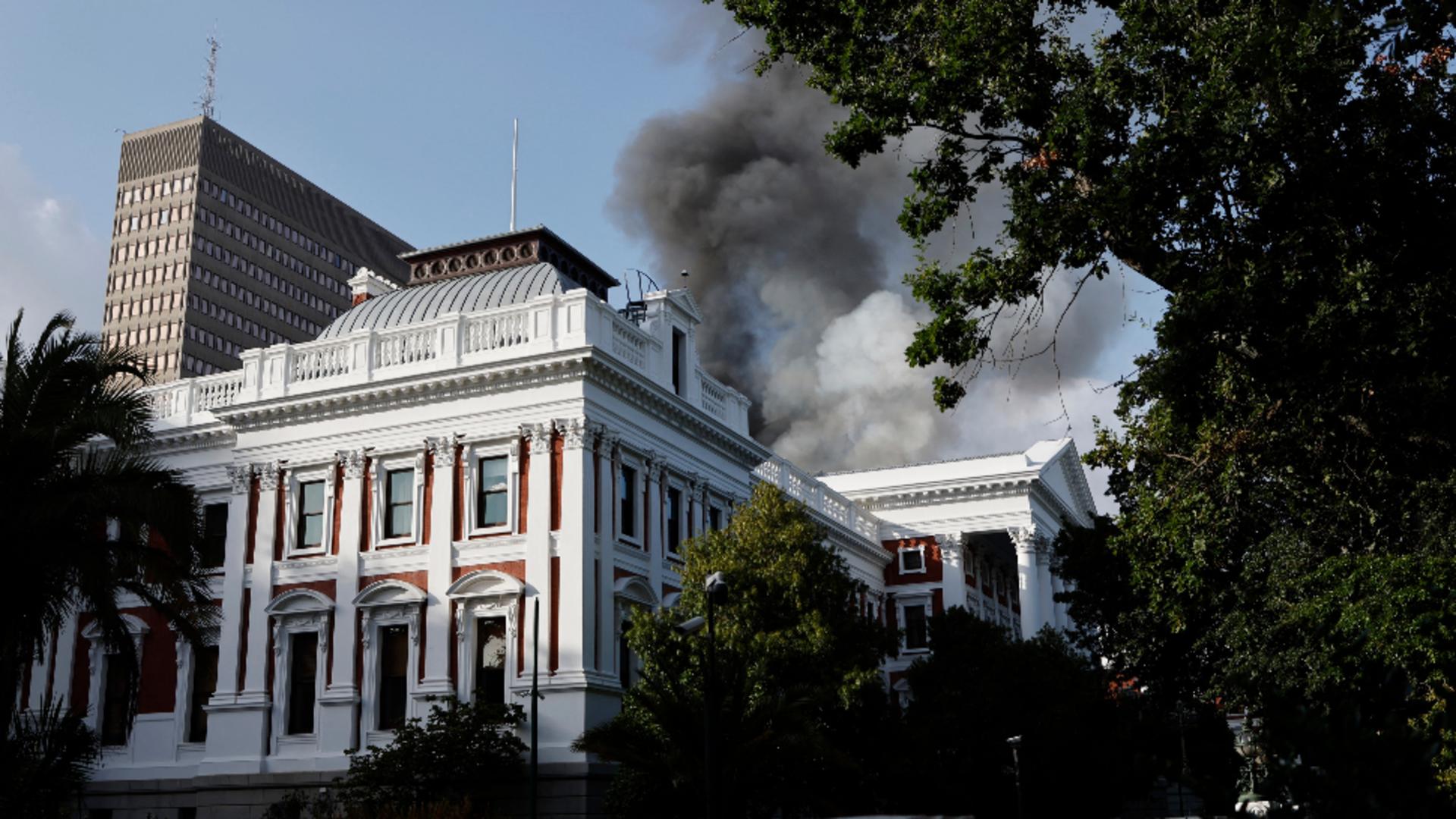 Incendiu puternic în sediul Parlamentului din Africa de Sud. Foto/Profimedia