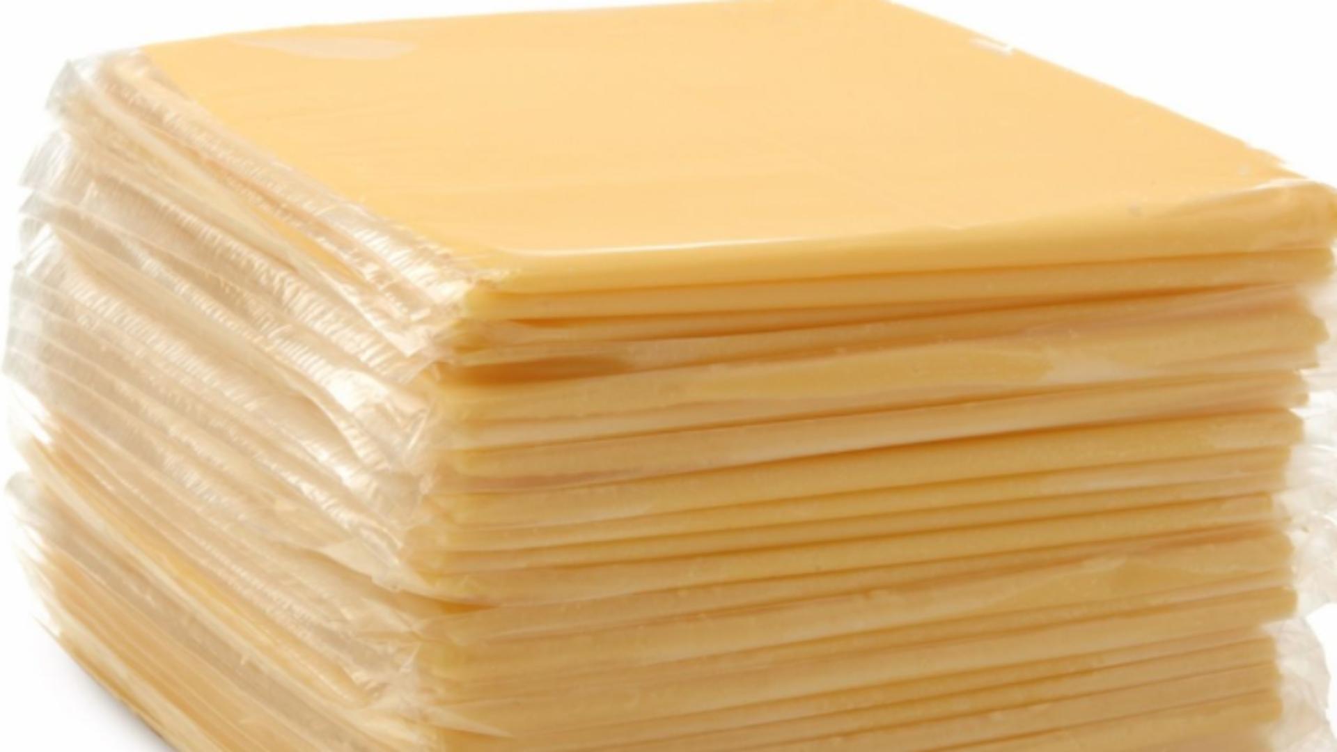 Adevărul șocant despre feliile de brânză topită. Câtă OTRAVĂ conțin, de fapt, acestea