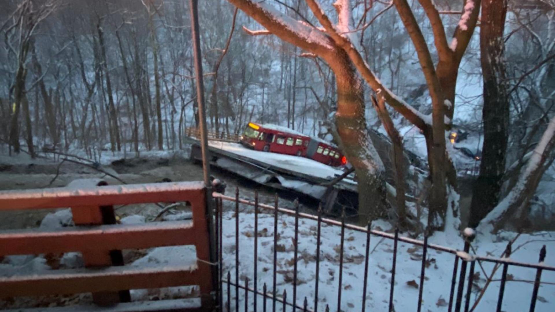 Autobuz prăbușit de pe un pod din Pittsburgh. Foto/Greg Barnhisel