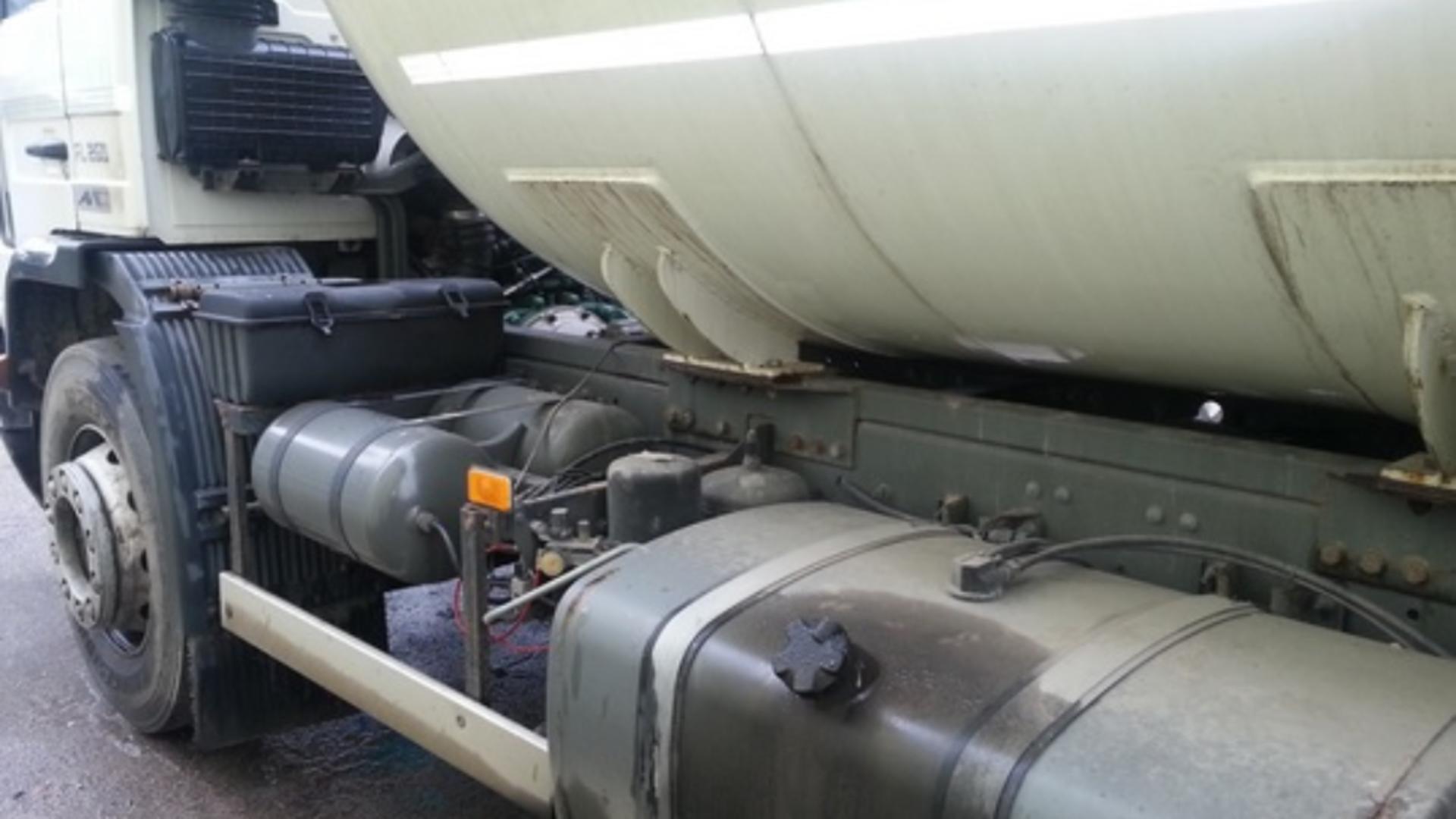 Alertă pe A1! O cisternă GPL a lovit un obiect din plastic. Combustibilul s-a scurs pe asfalt – Intervin forțele MAI