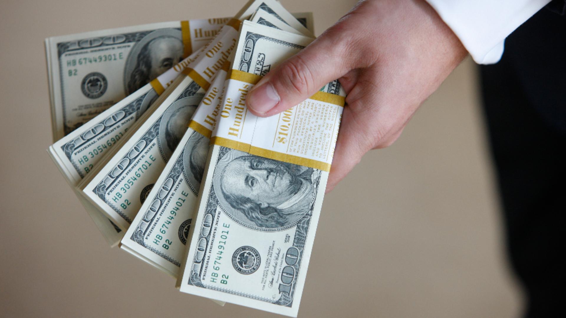 Americanii le taie rușilor rezervele de dolari. Foto/Profimedia