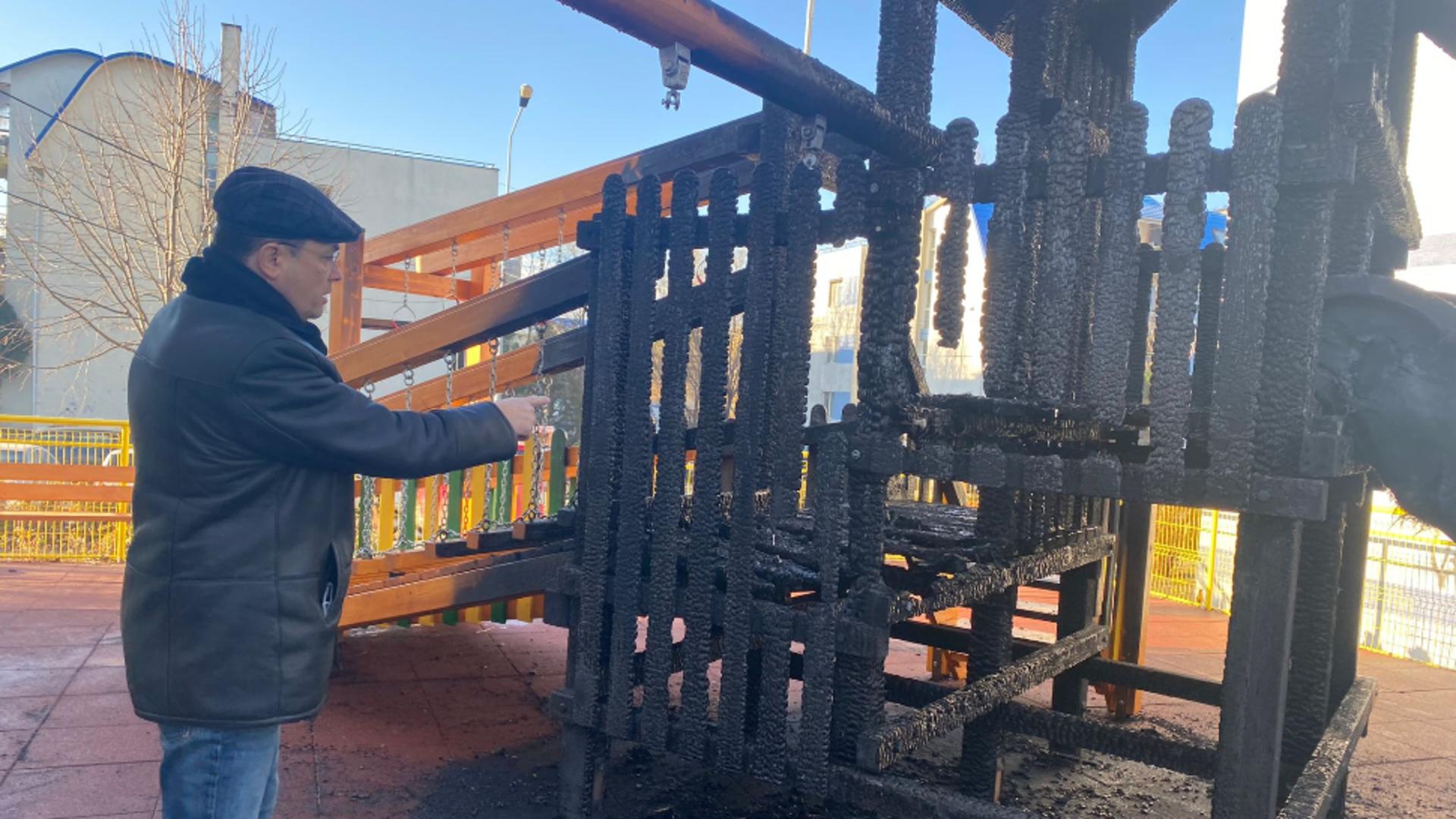 Vandalism extrem, în Focșani: un loc de joacă pentru copii a fost incendiat
