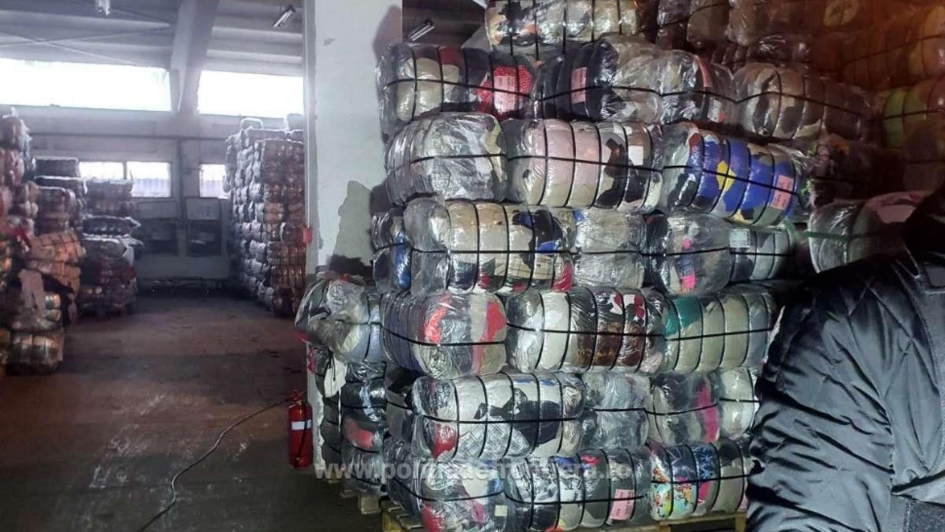 Peste 500 de tone de haine mucegăite descoperite de polițiști. Foto/Captură