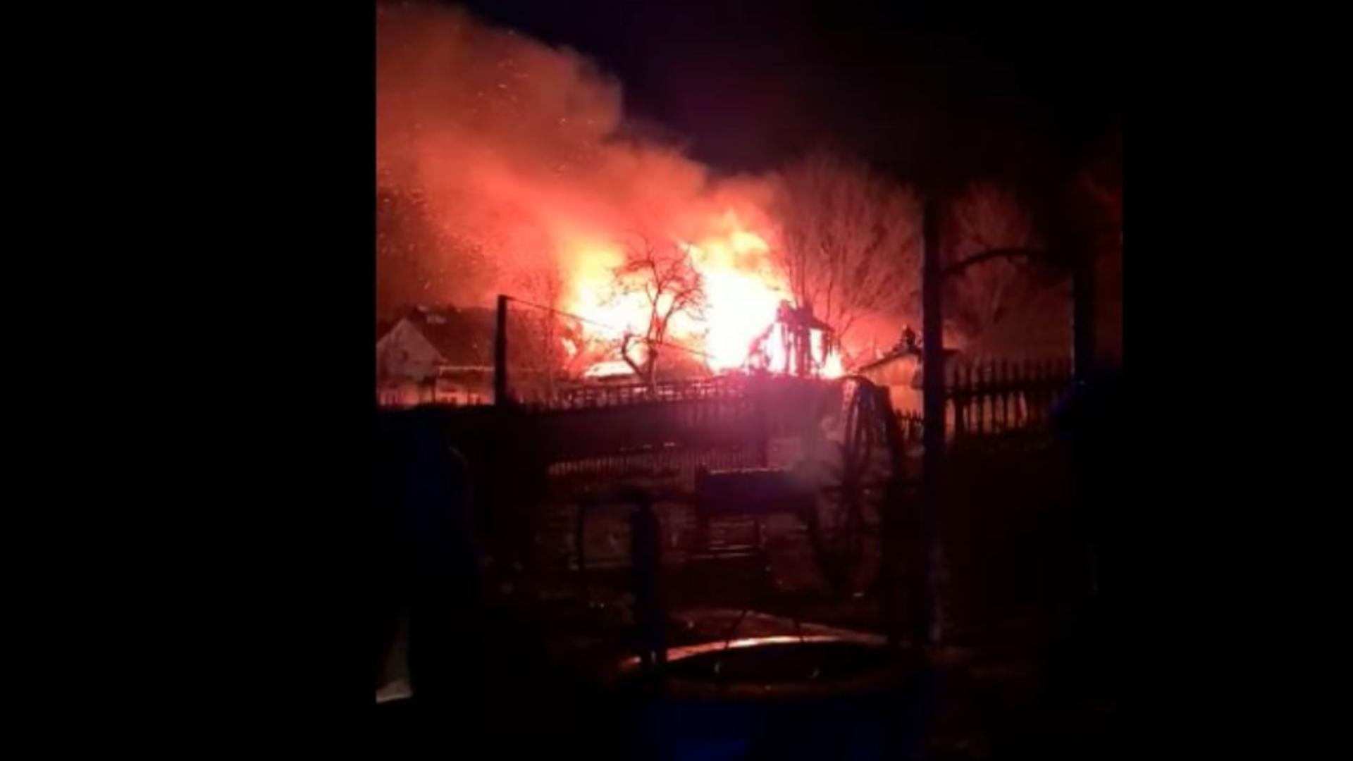 Casă mistuită de flăcări în județul Neamț. Foto/Captură video