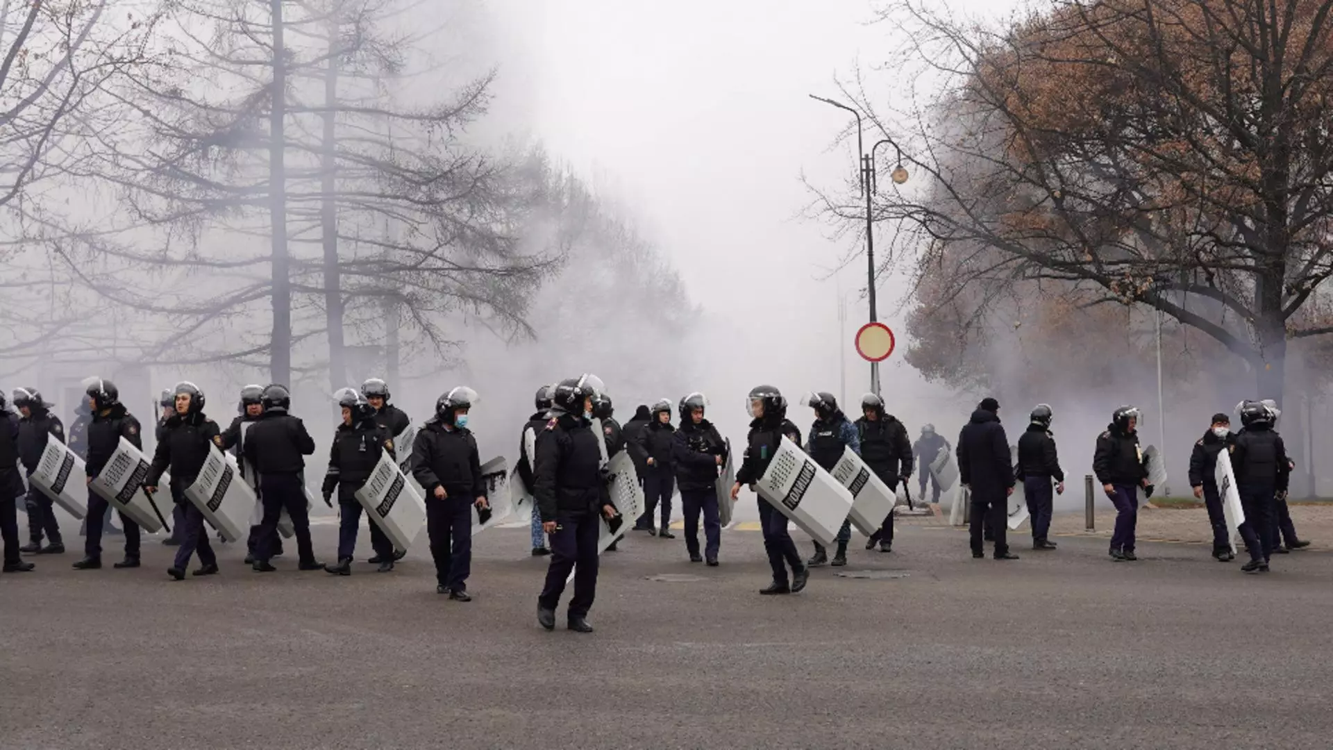 Forțele de ordine au liberă să tragă în manifestanți. Foto/Profimedia