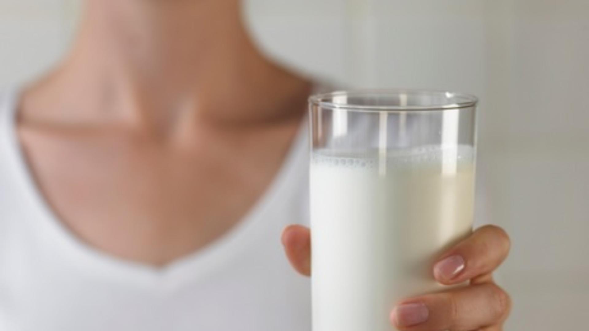 Cât poate să fie păstrat laptele la frigider fără să se strice