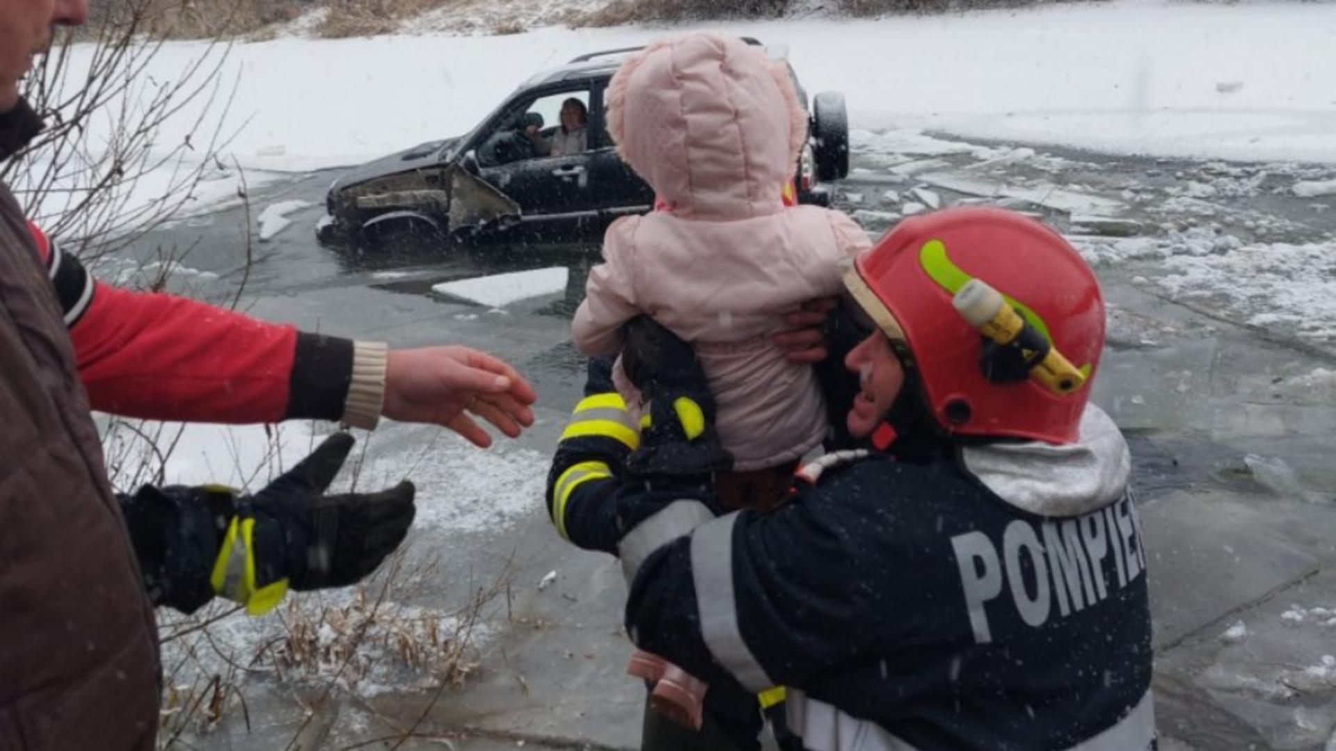 Mamă și fiica de 3 ani, salvate din apa înghețată