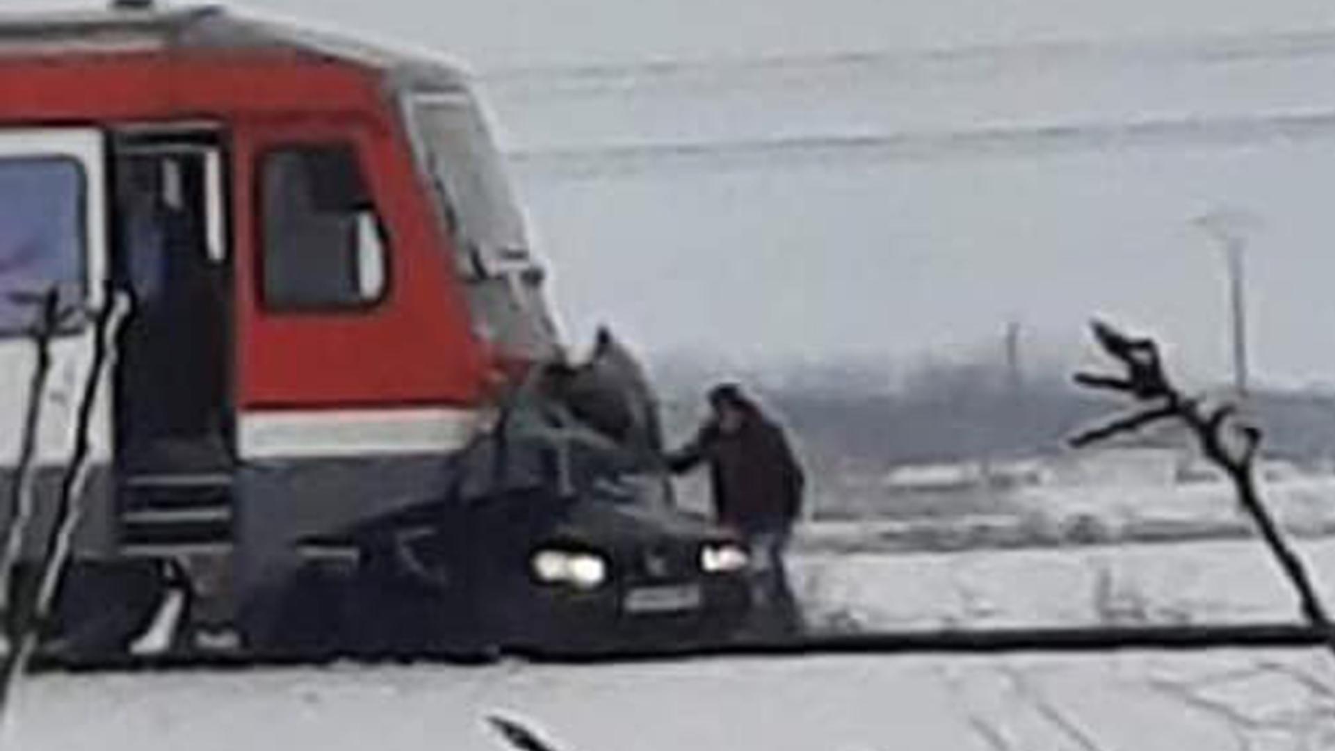 Impact DEVASTATOR pe calea ferată, în județul Arad - 2 MORȚI după ce o mașină a fost lovită de tren 