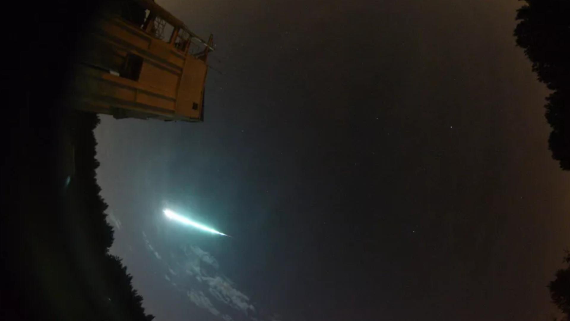 Un meteorit a pus în stare de alertă salvamontiştii din Hunedoara şi Gorj. O lumină puternică, cu flacără şi zgomot, observată pe cer