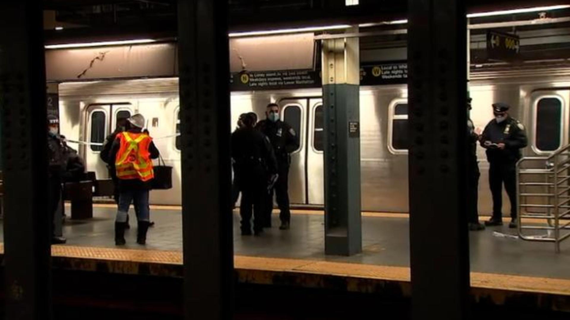 MOARTE tragică la metrou! Detalii ȘOCANTE despre bărbatul care a împins o femeie pe șine