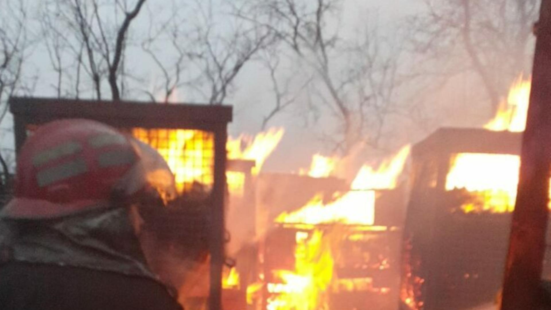 INCENDIU masiv la o fabrică din Prahova - Pompierii intervin pentru stingerea flăcărilor Foto: ISU Prahova