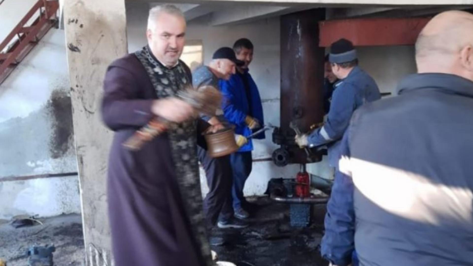 Preotul care încearcă „dezghețarea” țevilor de apă caldă și căldură. Foto/gorjeanul.ro