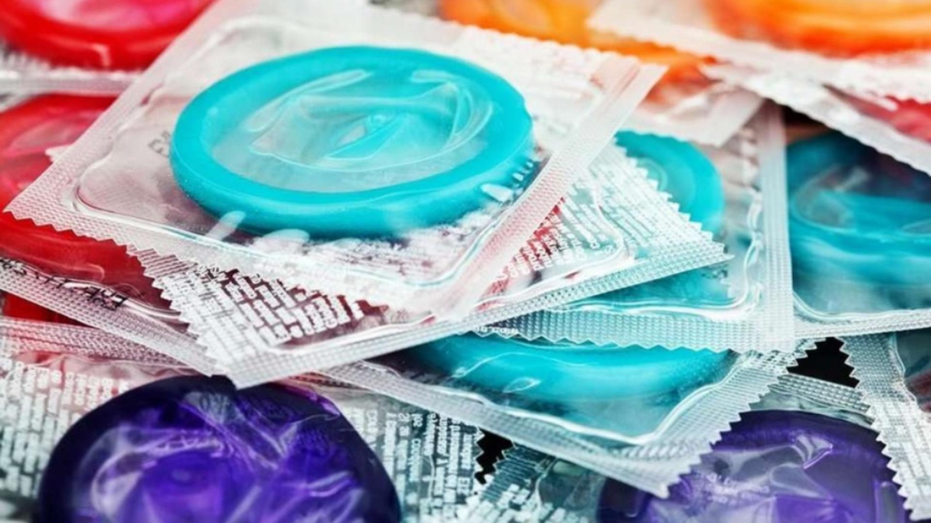 Gest iresponsabil al unei tinere, într-un supermarket: a înțepat prezervativele și le-a pus înapoi în raft