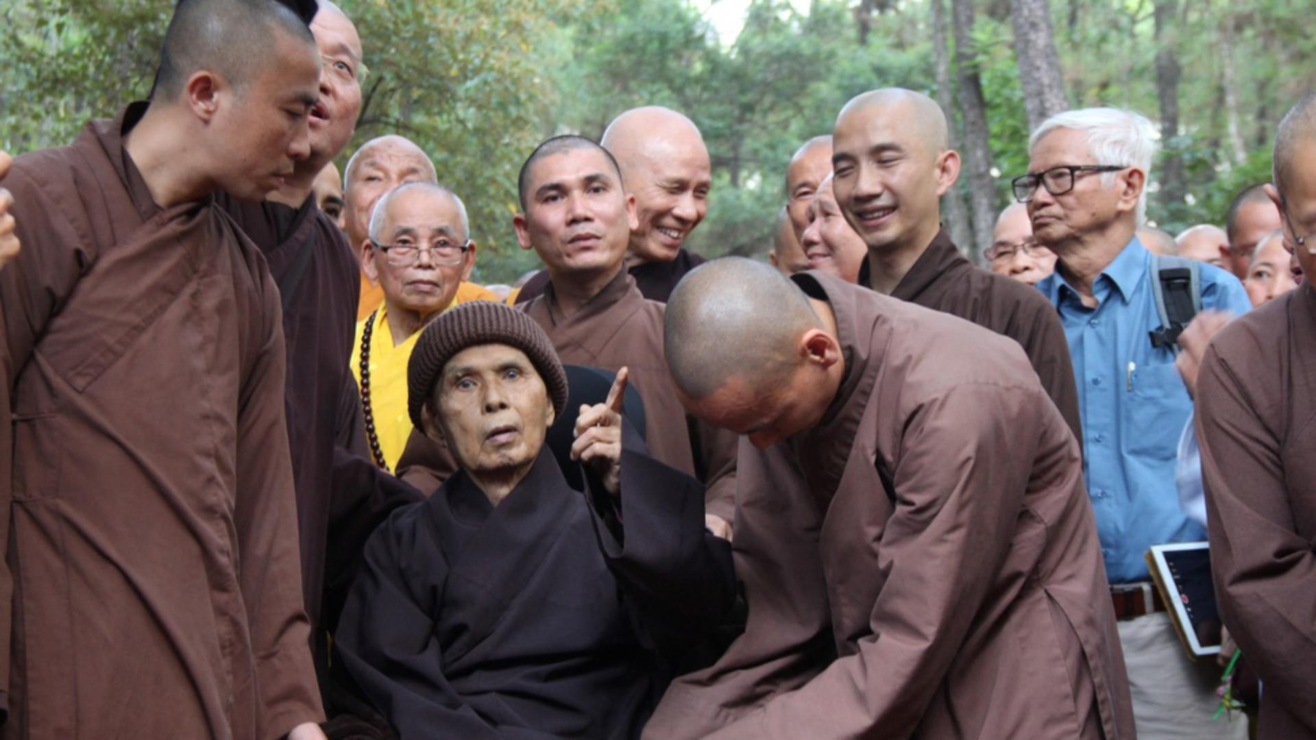  Thich Nhat Hanh (mijloc), unul dintre cei mai influenți călugări budiști / Profimedia