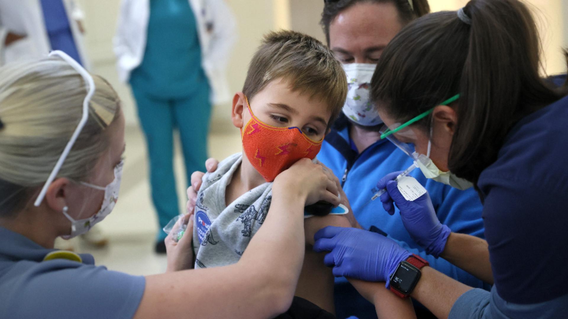 Ce riscuri sunt în cazul copiilor vaccinaţi anti-COVID / Foto: Profi Media
