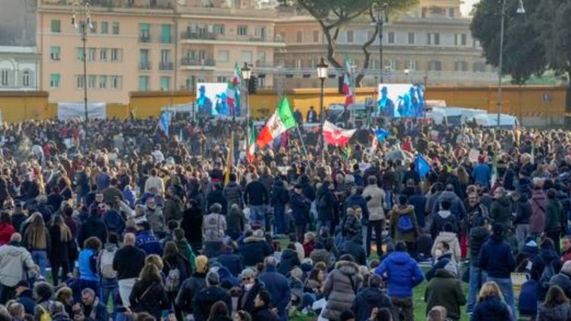 Violențe la protestele din Italia împotriva vaccinării și certificatului COVID-19