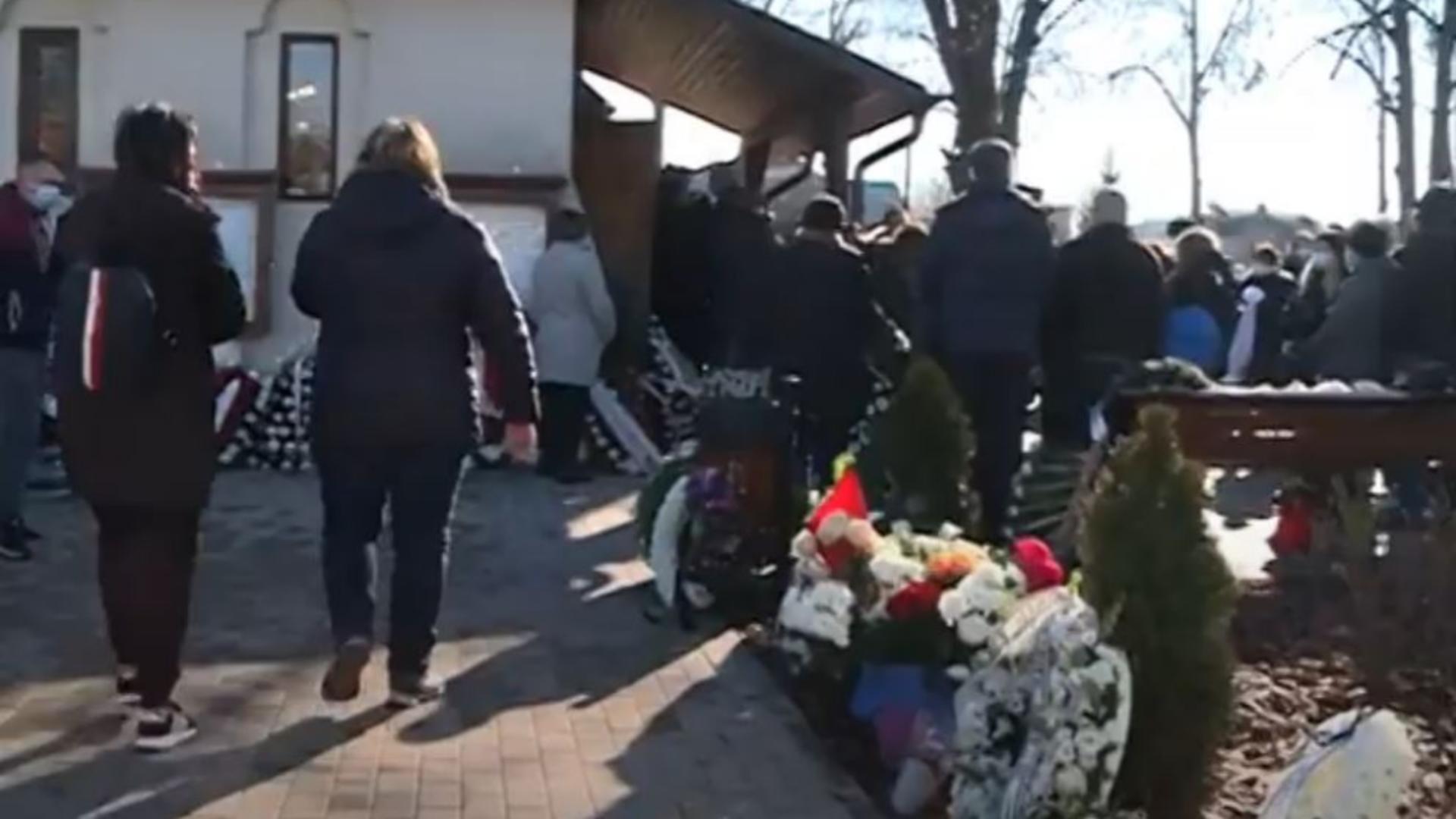 Înmormântarea Raisei, fetița de 11 ani ucisă de un polițist pe trecerea de pietoni Foto: Captură video