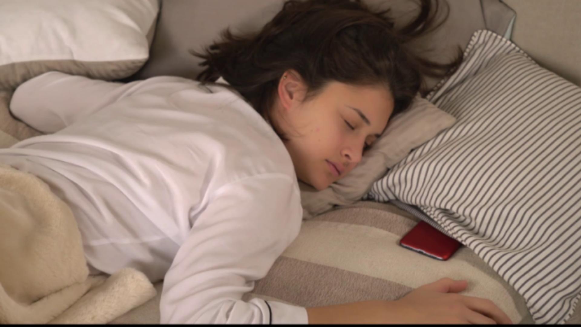 Păstrezi telefonul mobil în dormitor în timpul nopții