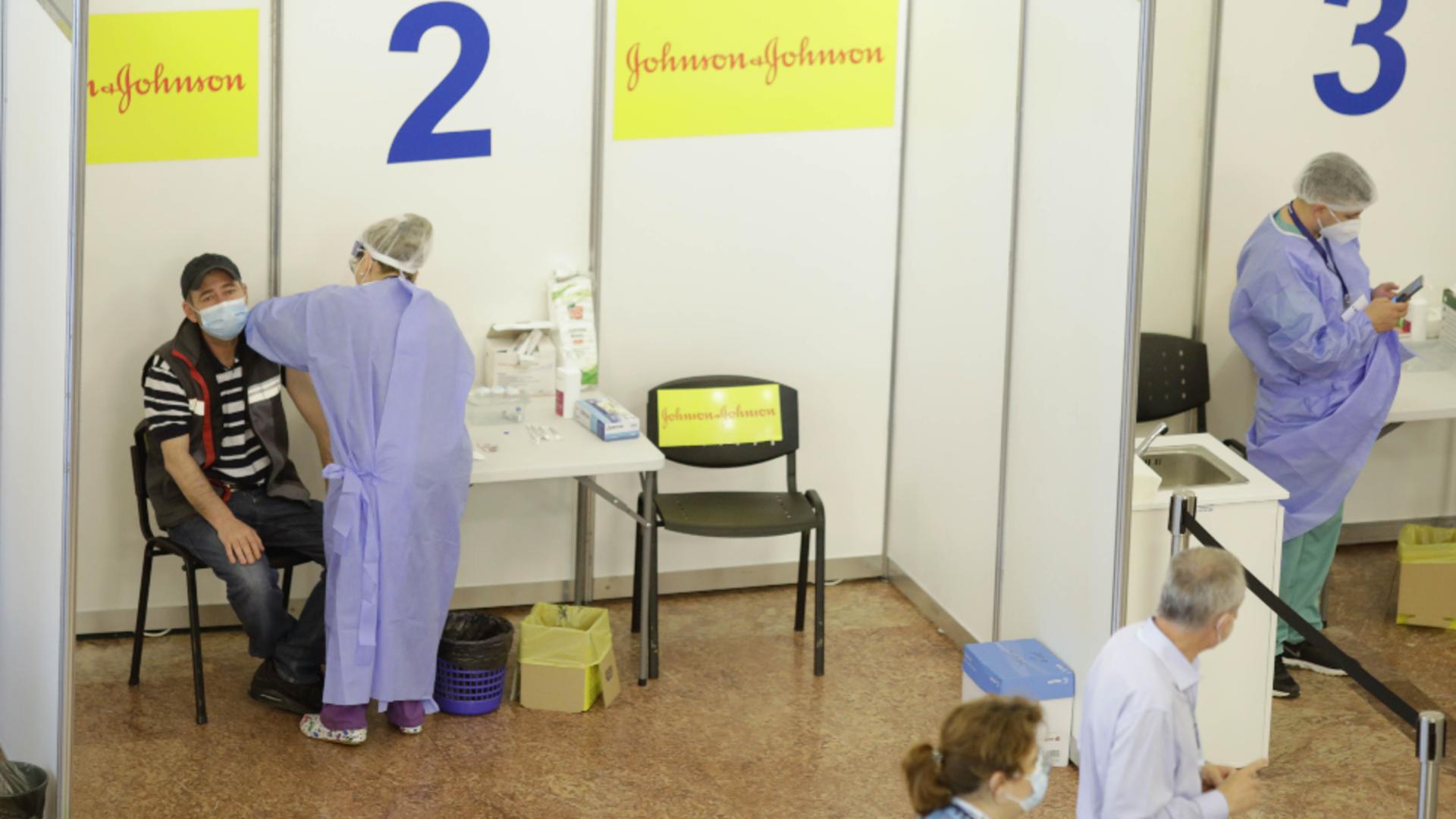 Un primar din Gorj vrea să ÎNCHIDĂ centrul de vaccinare COVID-19 Foto: INQUAM/Octav Ganea