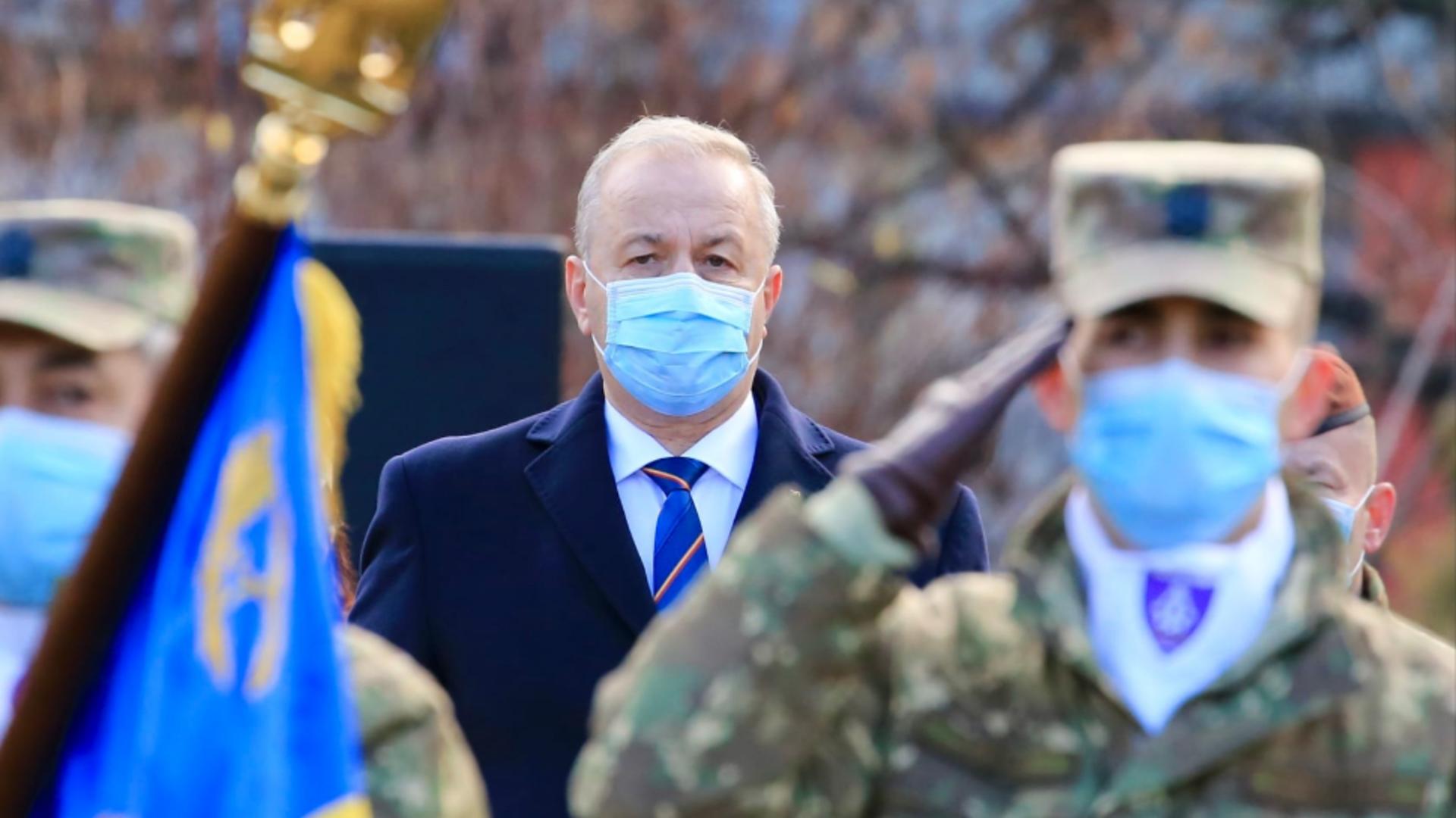 Vasile Dîncu a purtat o mască aproape conformă. Foto/FB