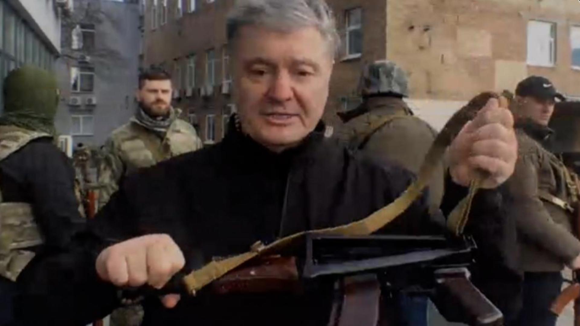 Poroshenko inarmat cu Kalasnicov FOTO: Captura video