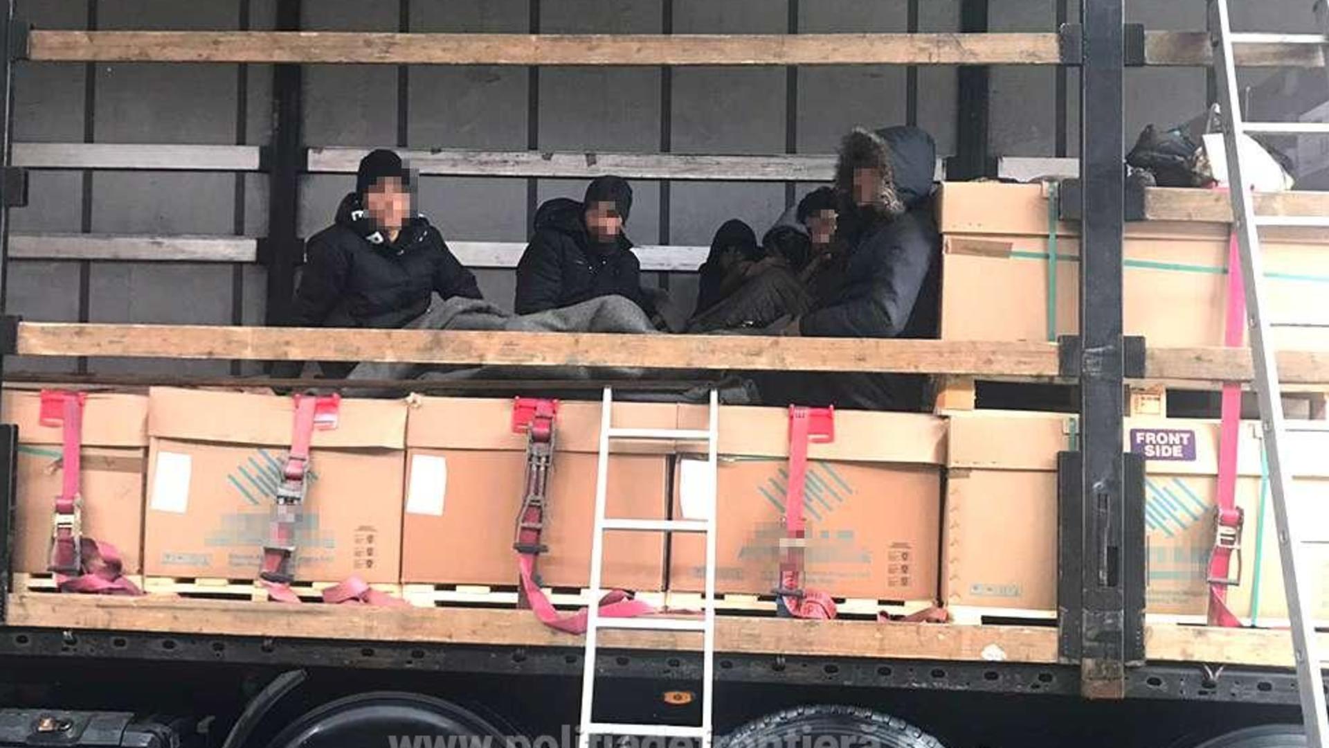 9 migranți afgani ascunși într-un TIR cu frigidere pentru Germania, descoperiți la frontieră Foto: Poliția de Frontieră