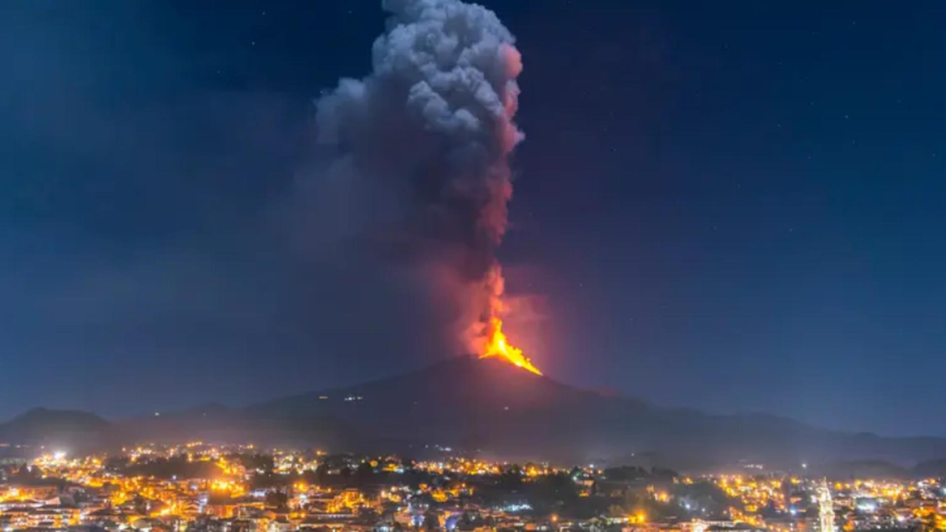 Trafic aerian dat peste cap de unul dintre cei mai activi vulcani din Europa VIDEO