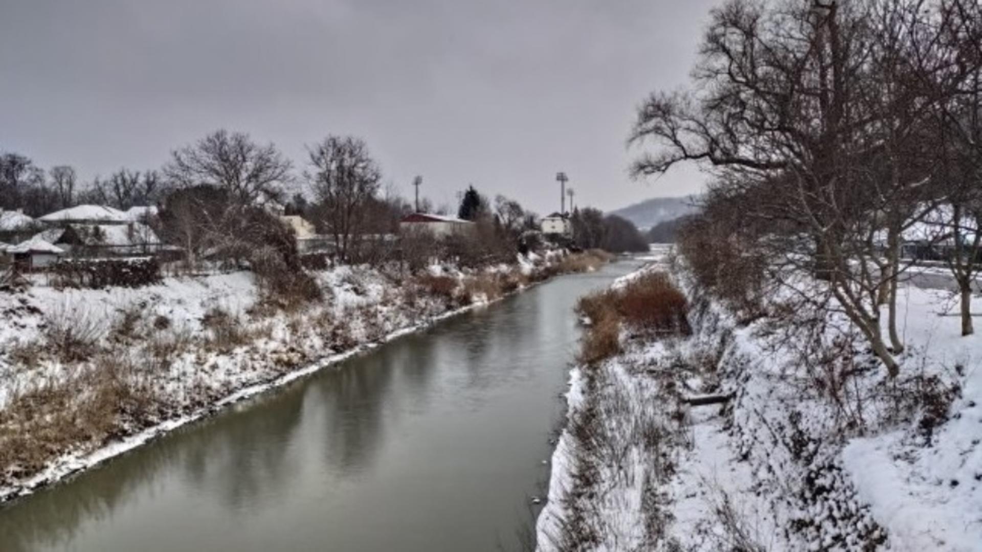 Au murit cei doi frați care au căzut în râul Bistriţa în timp ce se dădeau pe gheață