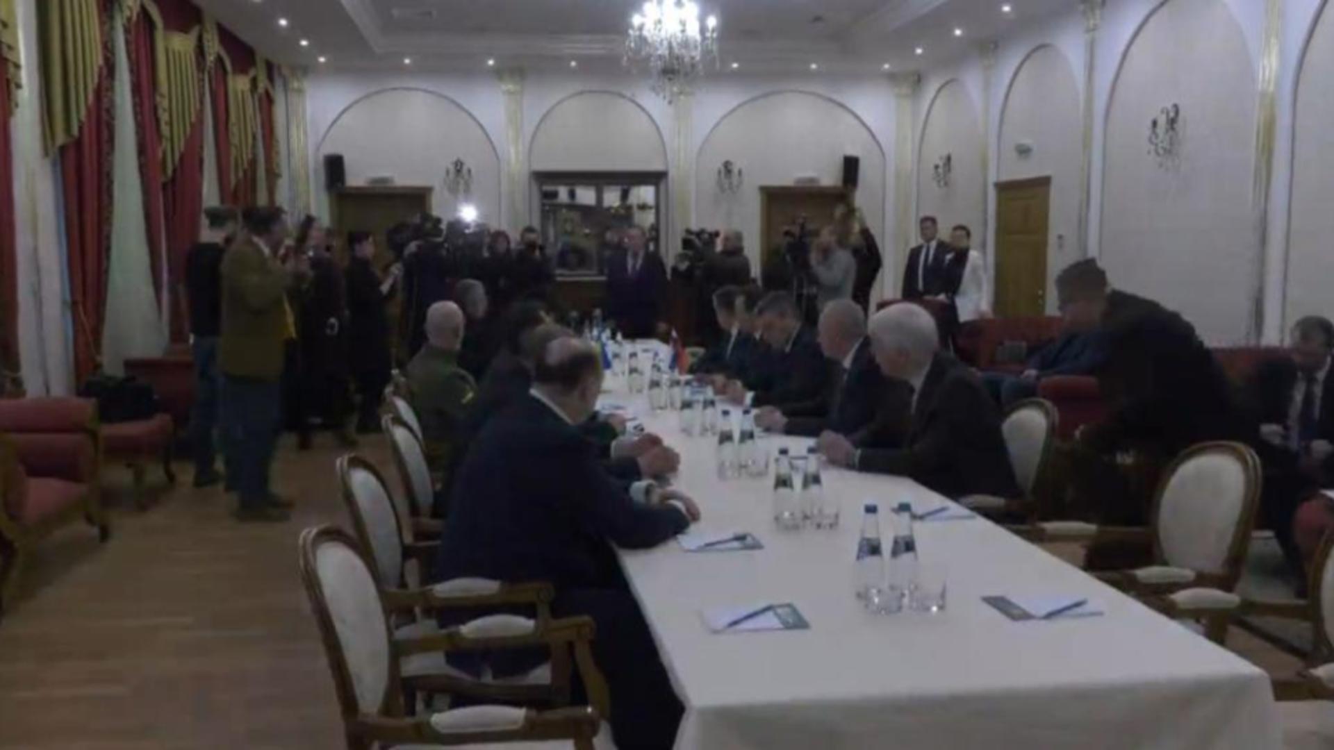 NEGOCIERI pentru PACE în Ucraina, cu armele nucleare pe masă. Fotografia care face înconjurul lumii