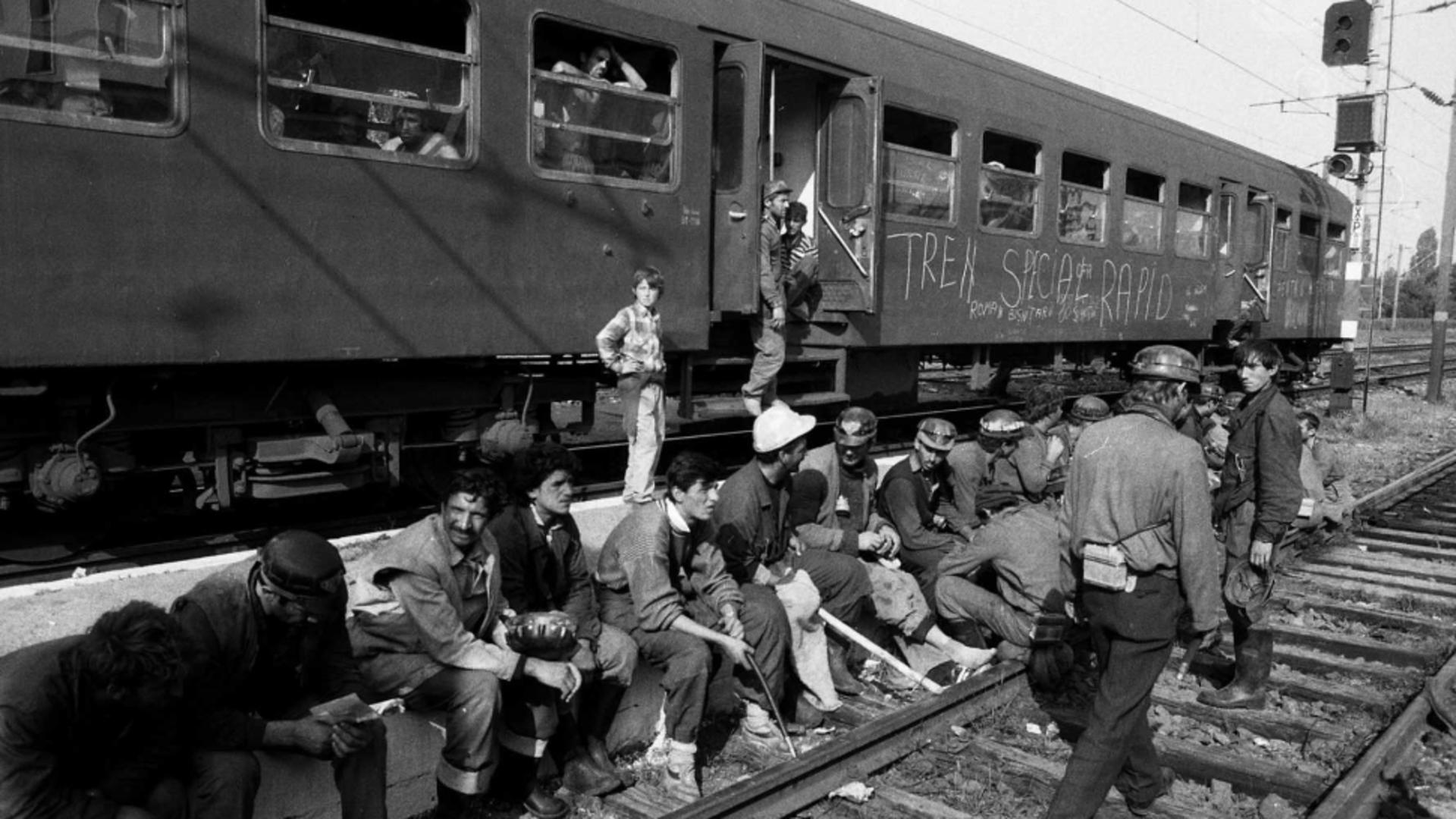 Tren cu mineri 1990 (FOTO Romania Military)