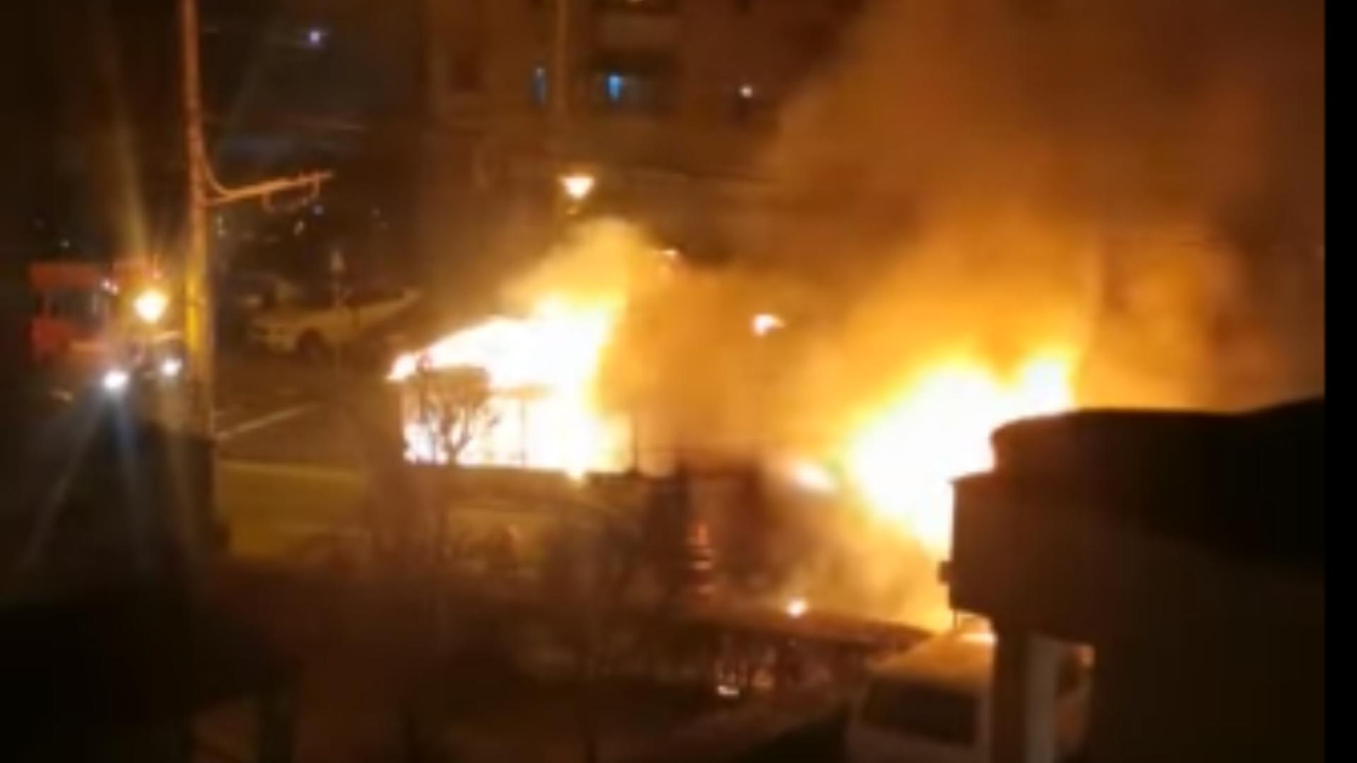 VIDEO Un autocar care transporta muncitori a ars ca o torță în Târgu Jiu! Cauzele incendiului, necunoscute