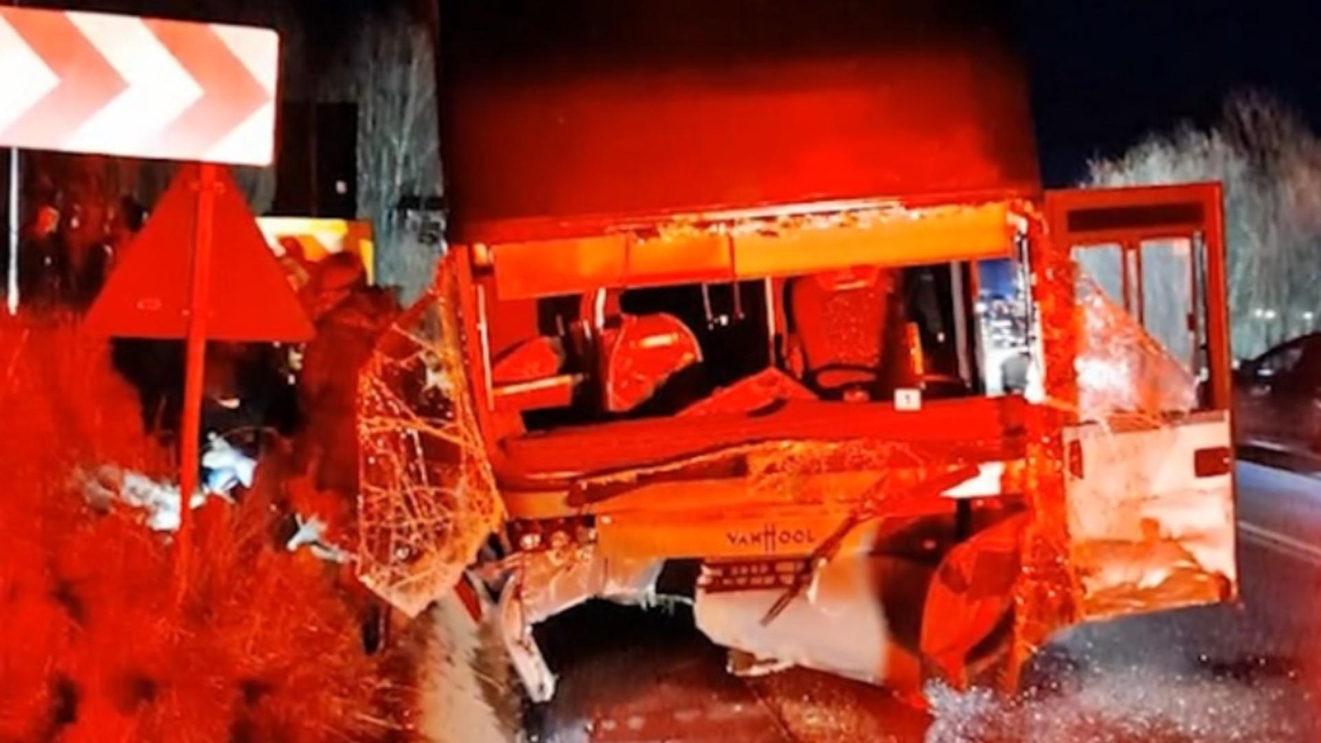 Autocar cu 60 de pasageri, implicat într-un grav accident, în Suceava: un mort