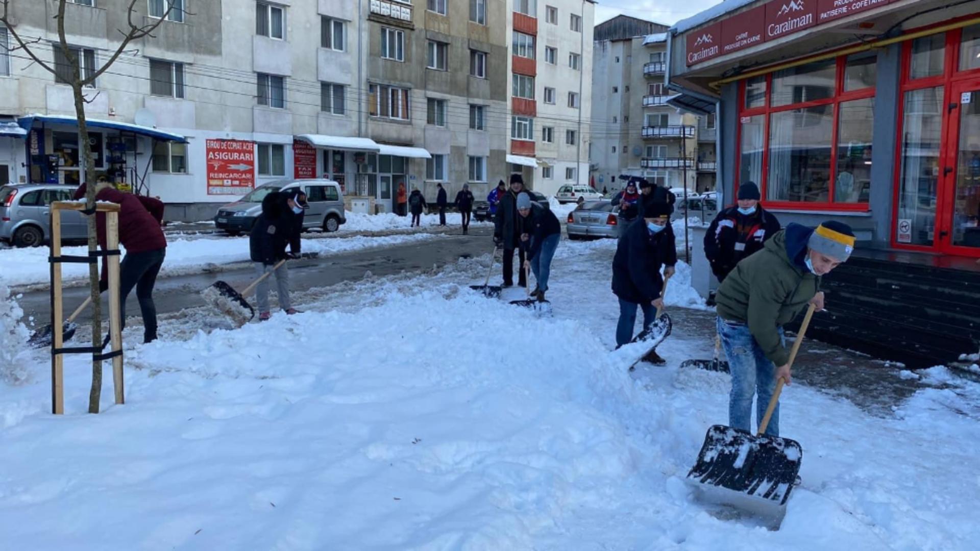 Angajații din Primăria bistrița, scoși la dat zăpada. Foto/Ioan Turc