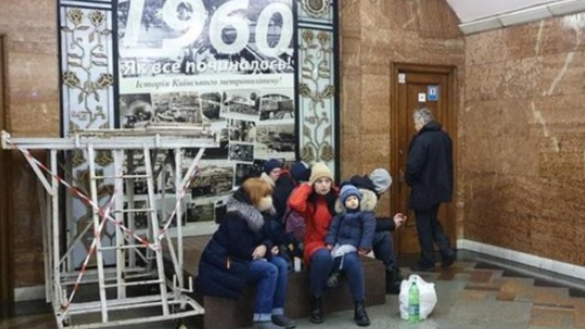 Ucrainenii se refugiază în buncăre improvizate la metroul din Kiev în timpul bombardamentelor Foto: Twitter.com
