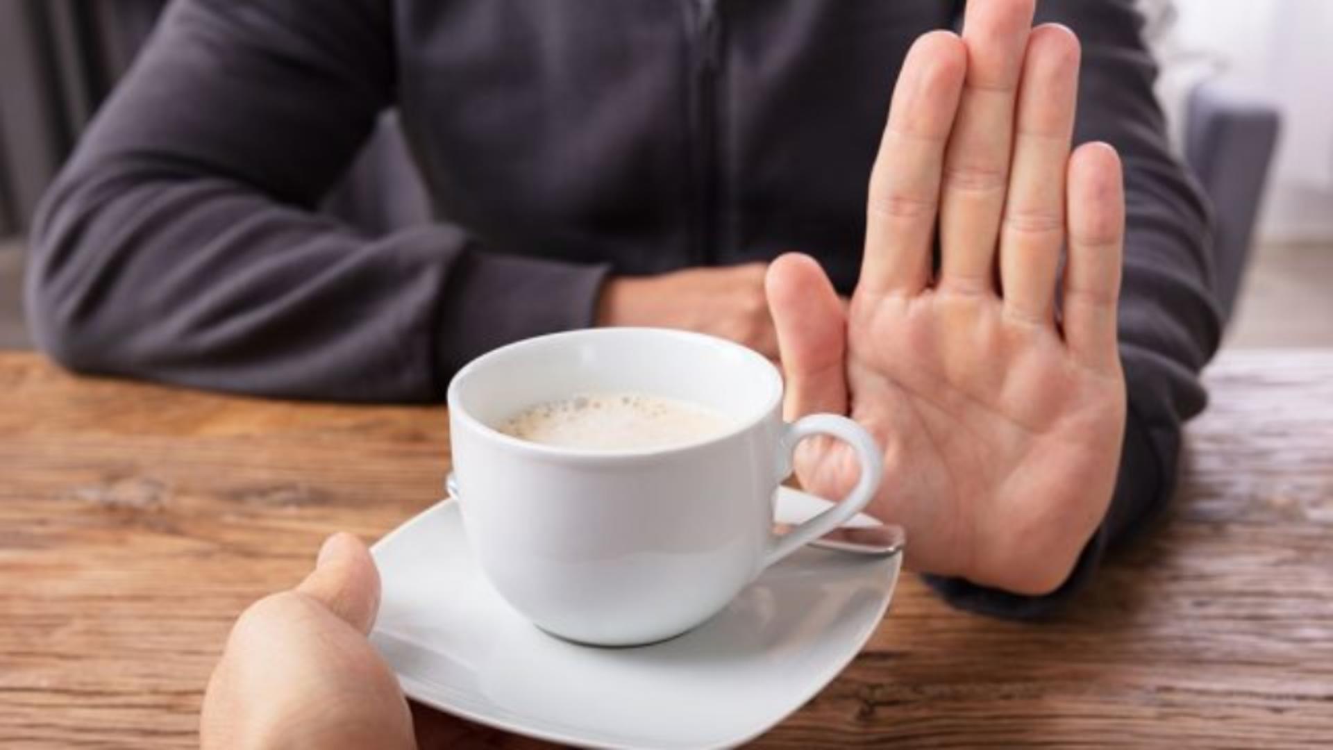 Cafeaua decofeinizată – o variantă demnă de luat în seamă. 4 motive serioase pentru care ar trebui să renunți la cofeină