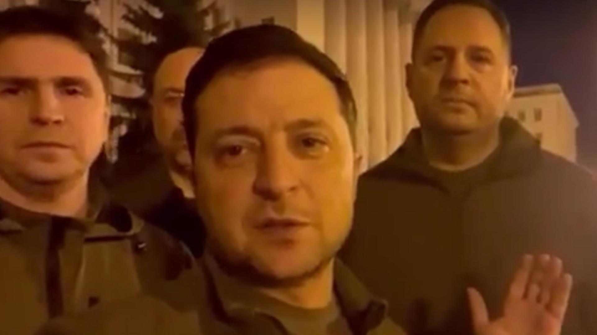 Vladimir Zelenski, mesaj în haine de război: „Noi suntem aici. Suntem la Kiev. Apărăm Ucraina” 