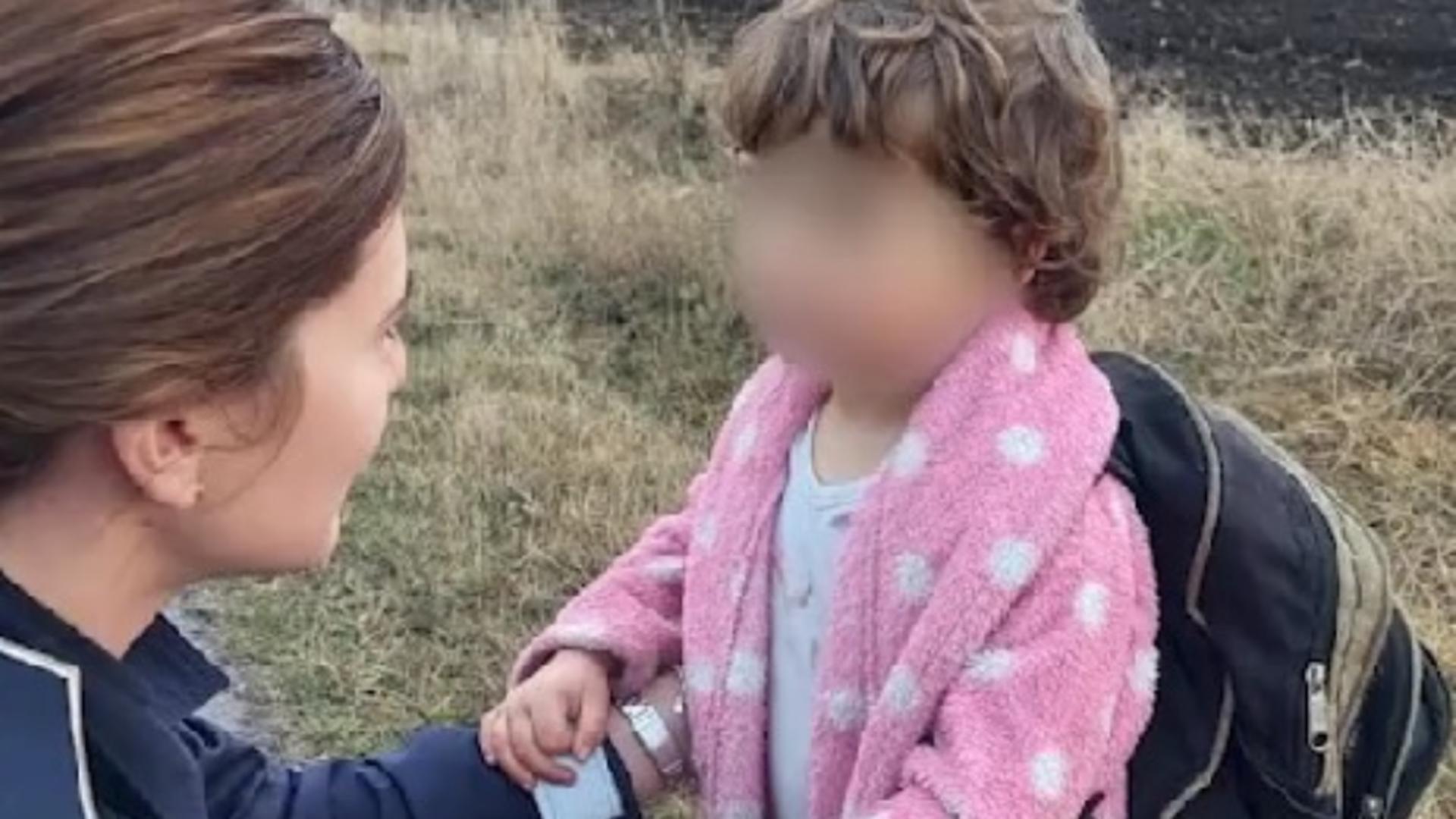 Fetiță de 3 ani, găsită de polițiști pe marginea drumului, în papuci și halat - De ce a plecat de acasă
