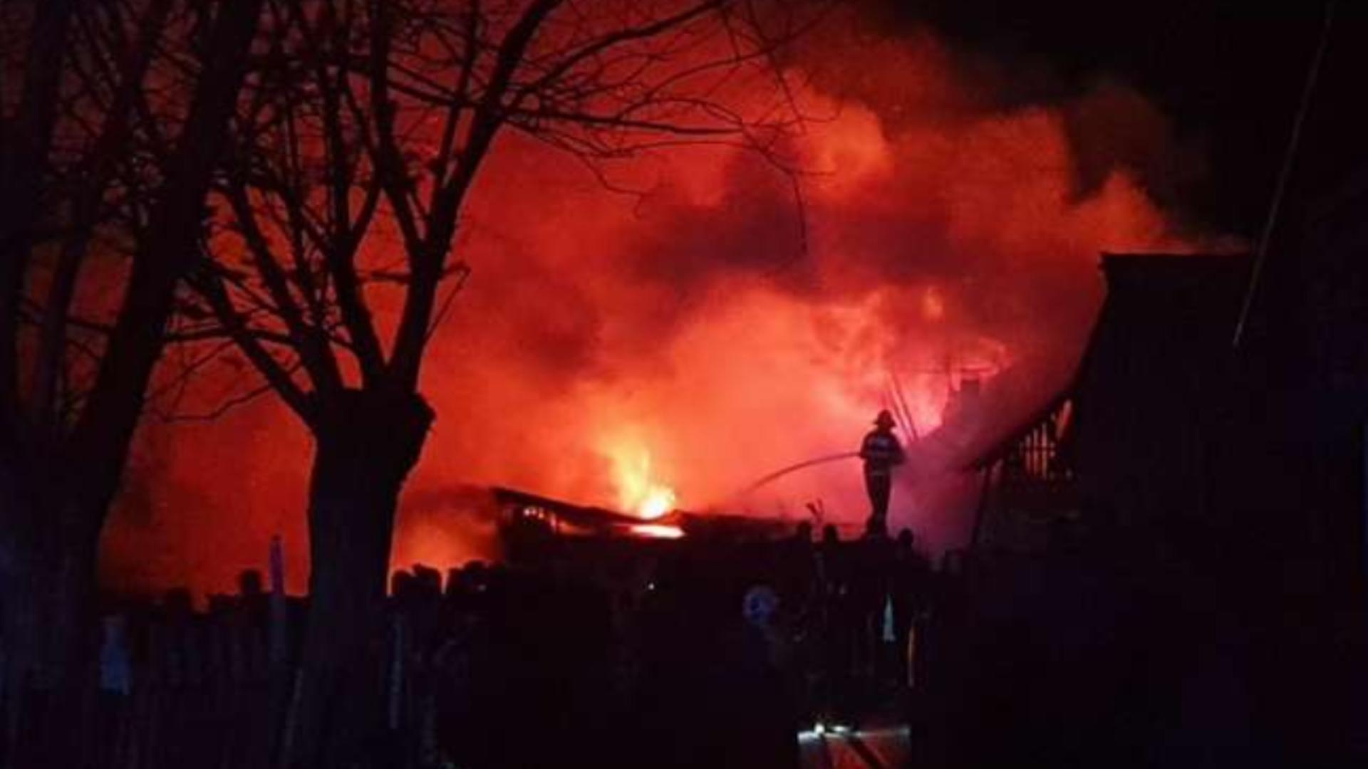 Incendiu devastator, în jud. Argeș: 7 case, distruse de foc / Foto: ISU Argeș