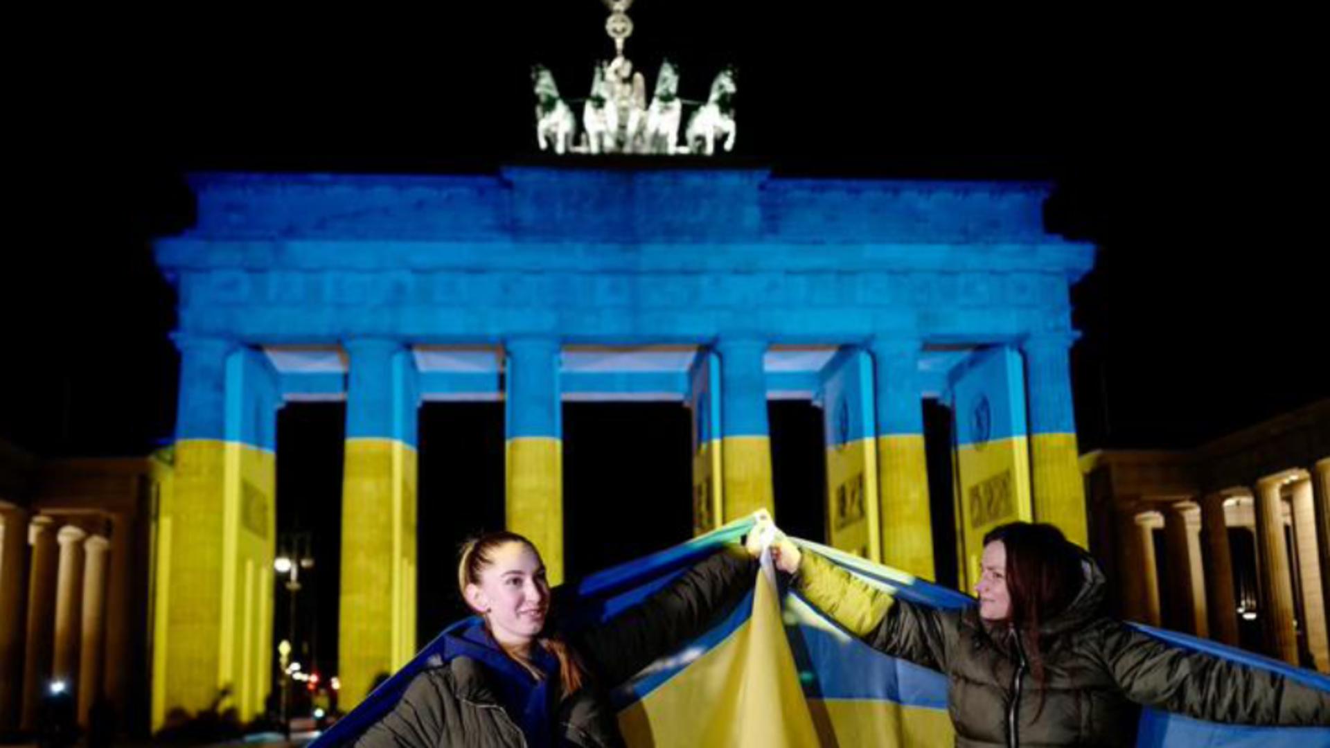 Poarta Brandenburg in culorile Ucrainei Foto: John MACDOUGALL / Profimedia