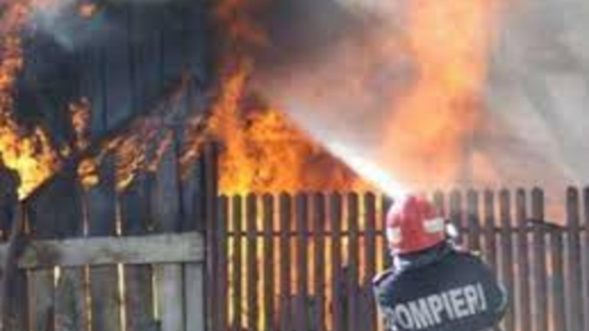 Incendiu puternic la o casă din Ialomița