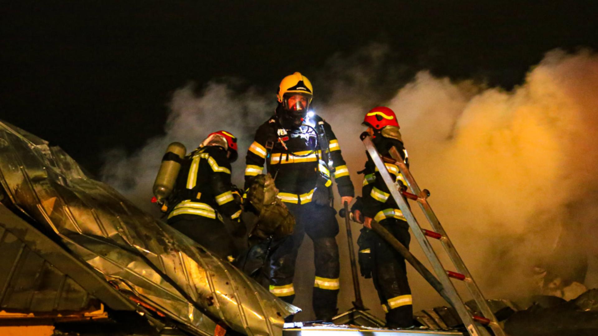 Incendiu violent, la un depozit din Jilava: peste 20 de autospeciale de pompieri mobilizate - degajări mari de fum
