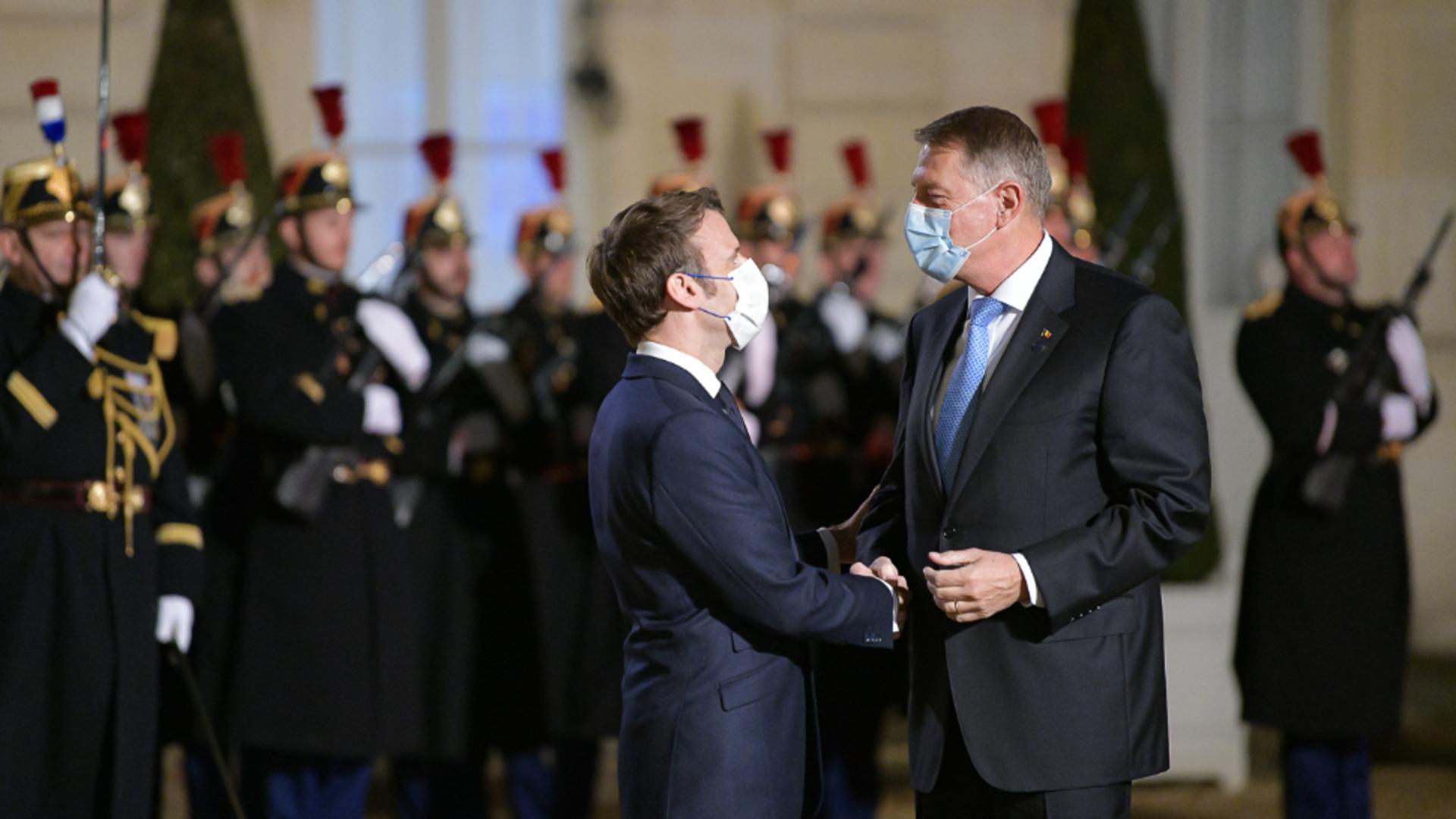 Klaus Iohannis l-a felicitat pe Emmanuel Macron pentru realegerea în funcție