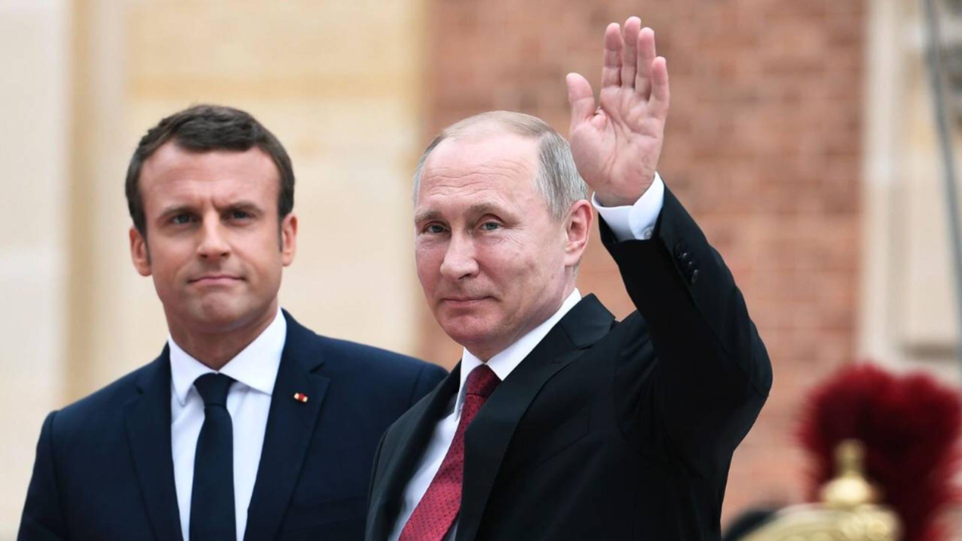 Putin i-a spus lui Macron că Ucraina a comis numeroase crime de război 