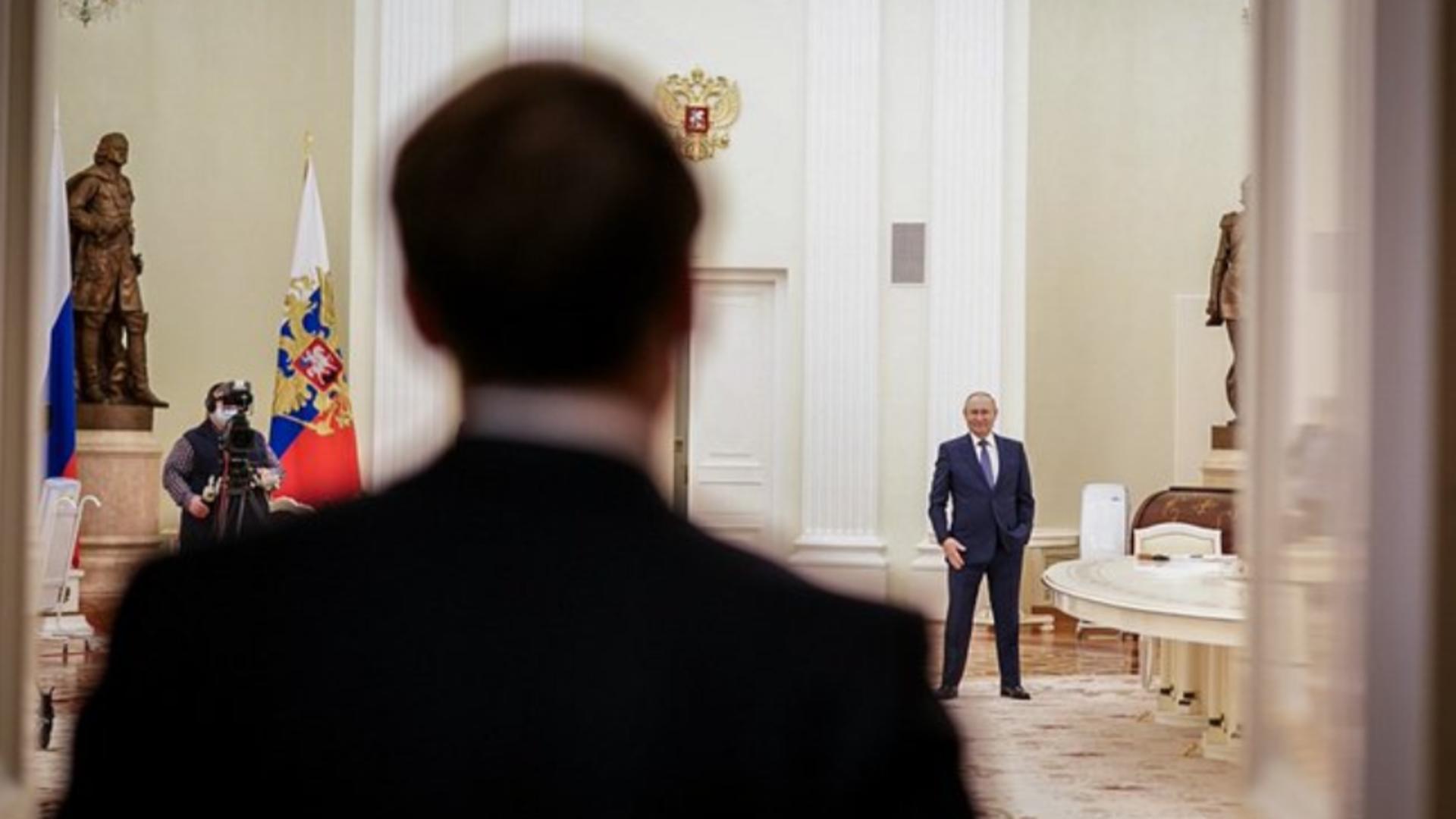 Vladimir Putin și Emmanuel Macron, discuții sub amenințarea invaziei în Ucraina Foto: Twitter.com