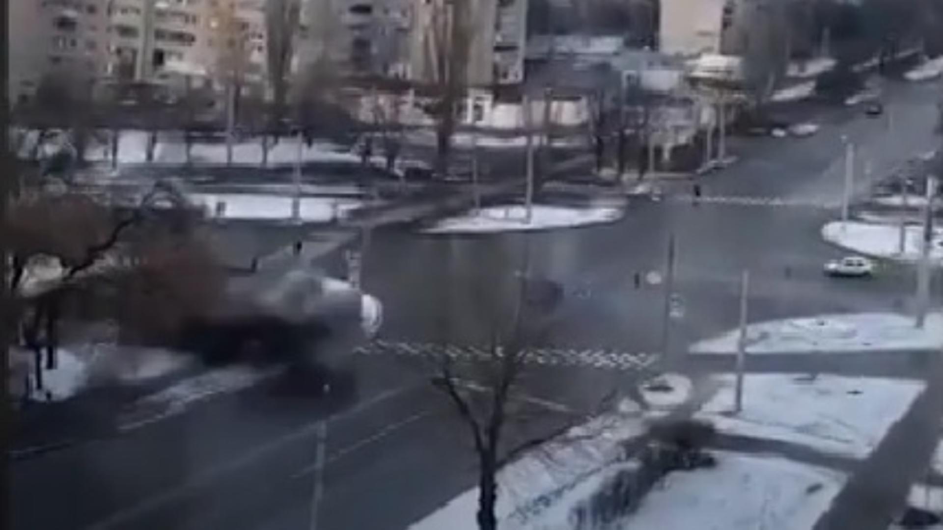 Un obuz explodează exact lângă un grup de oameni de pe stradă - Imagini cumplite din Kiev