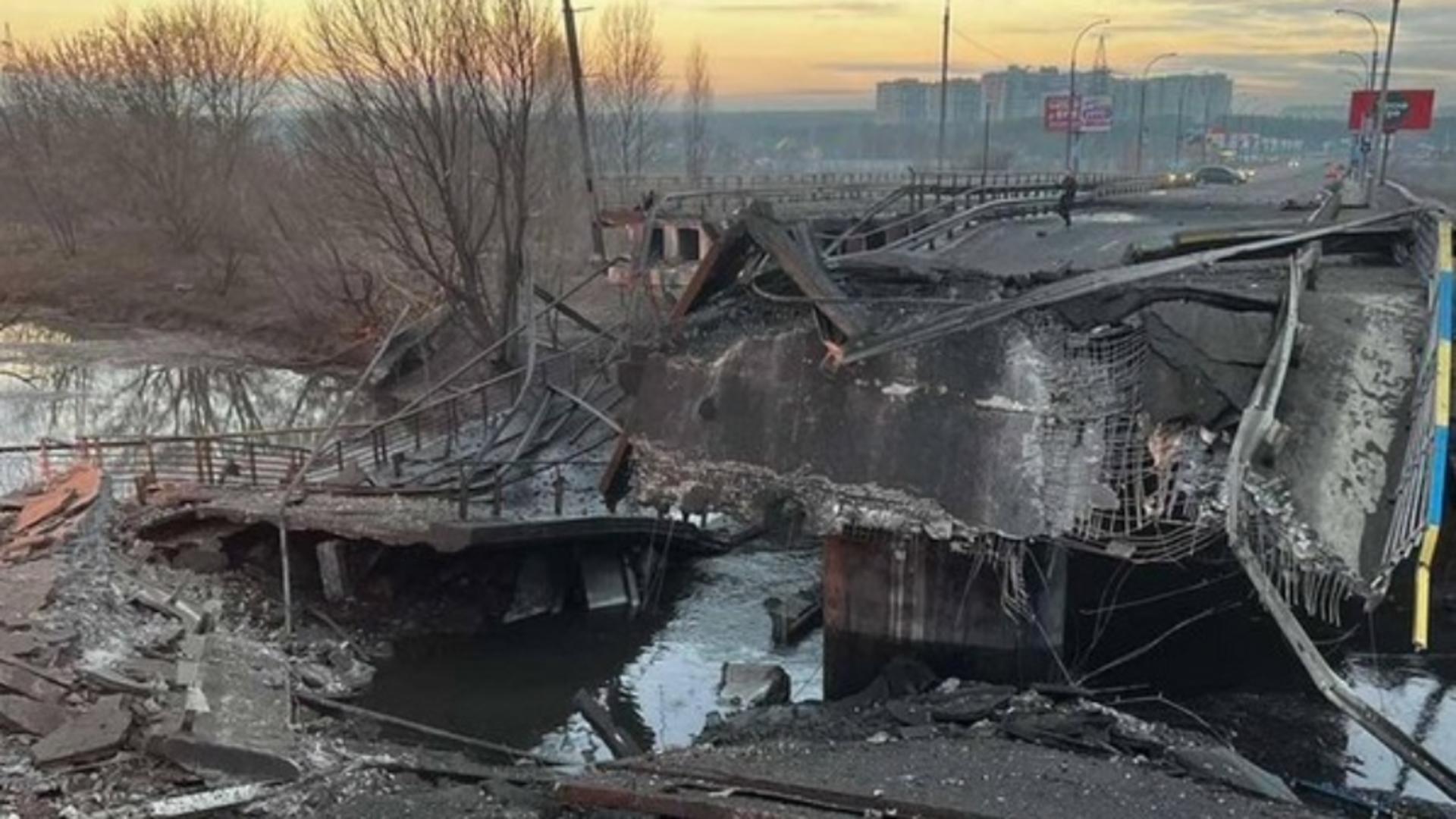 Когда будут бомбить киев. Разрушенный мост в Киеве. Взорваные мост в Киеве. Взорвали мост в Украине. Разрушенные мосты на Украине.
