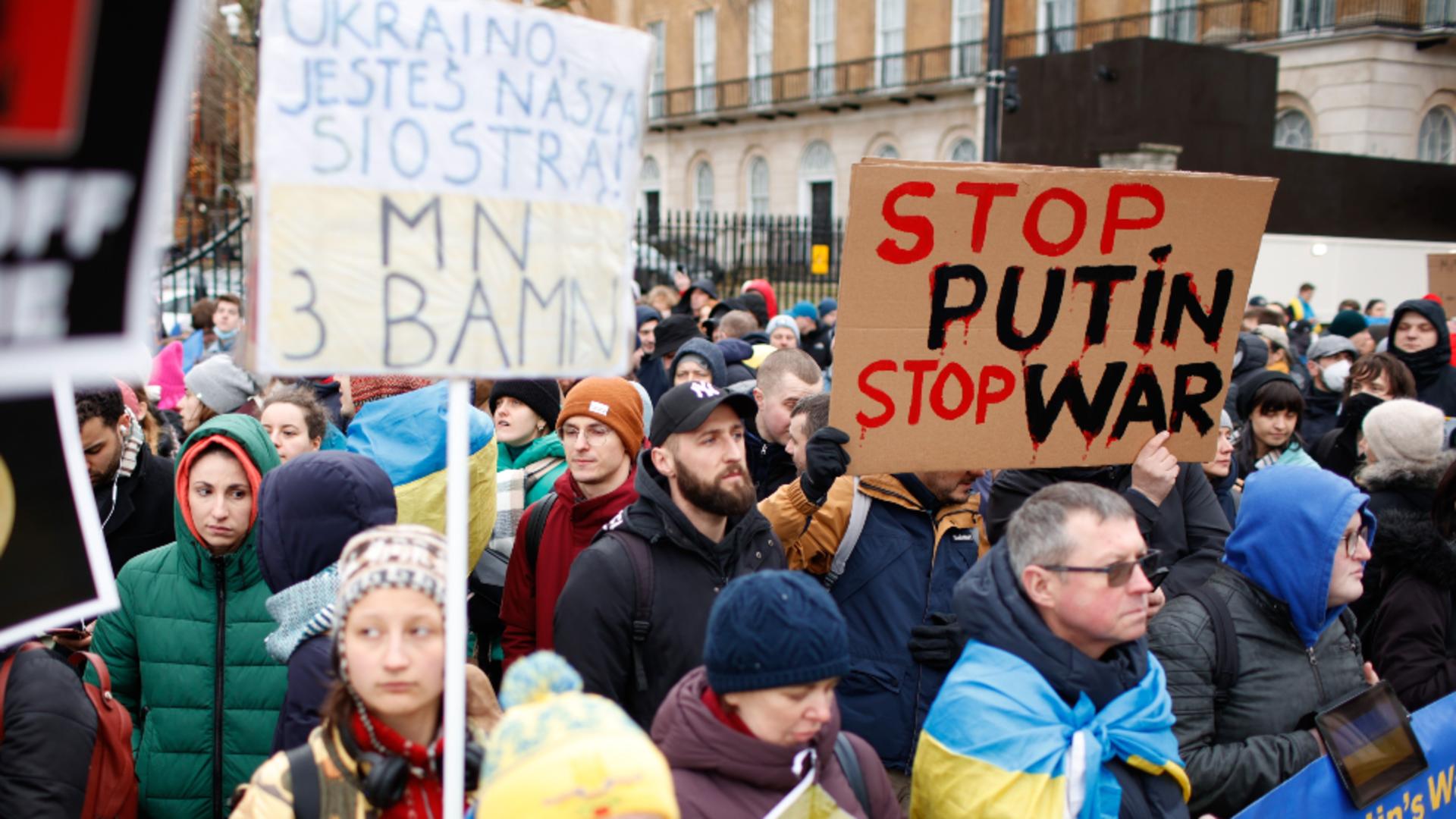 Proteste uriașe în fața ambasadelor Rusiei din lume / Foto: Profi Media