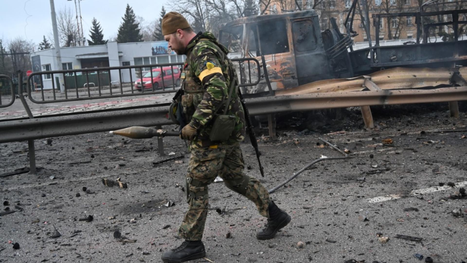 Locuitorii din Kiev se înarmează pentru asaltul rușilor - 25.000 de arme automate Foto: Profi Media