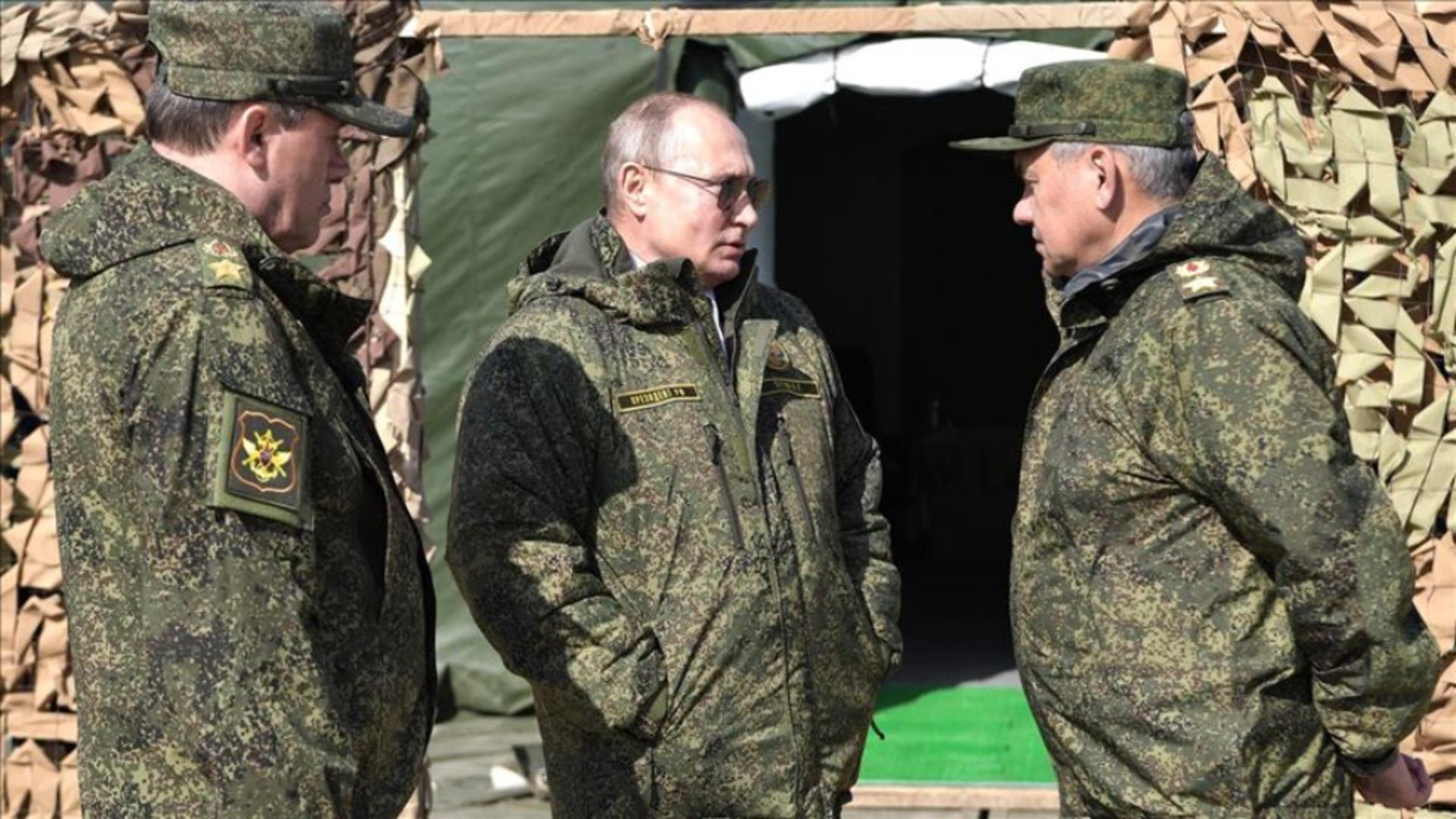 Vladimir Putin în inspecție militară (arhivă) 