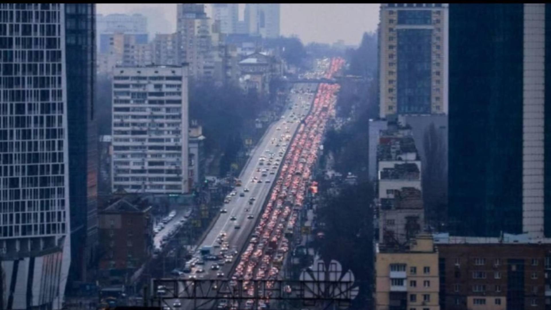 Coloană de mașini la ieșirea din Kiev (sursă twitter)